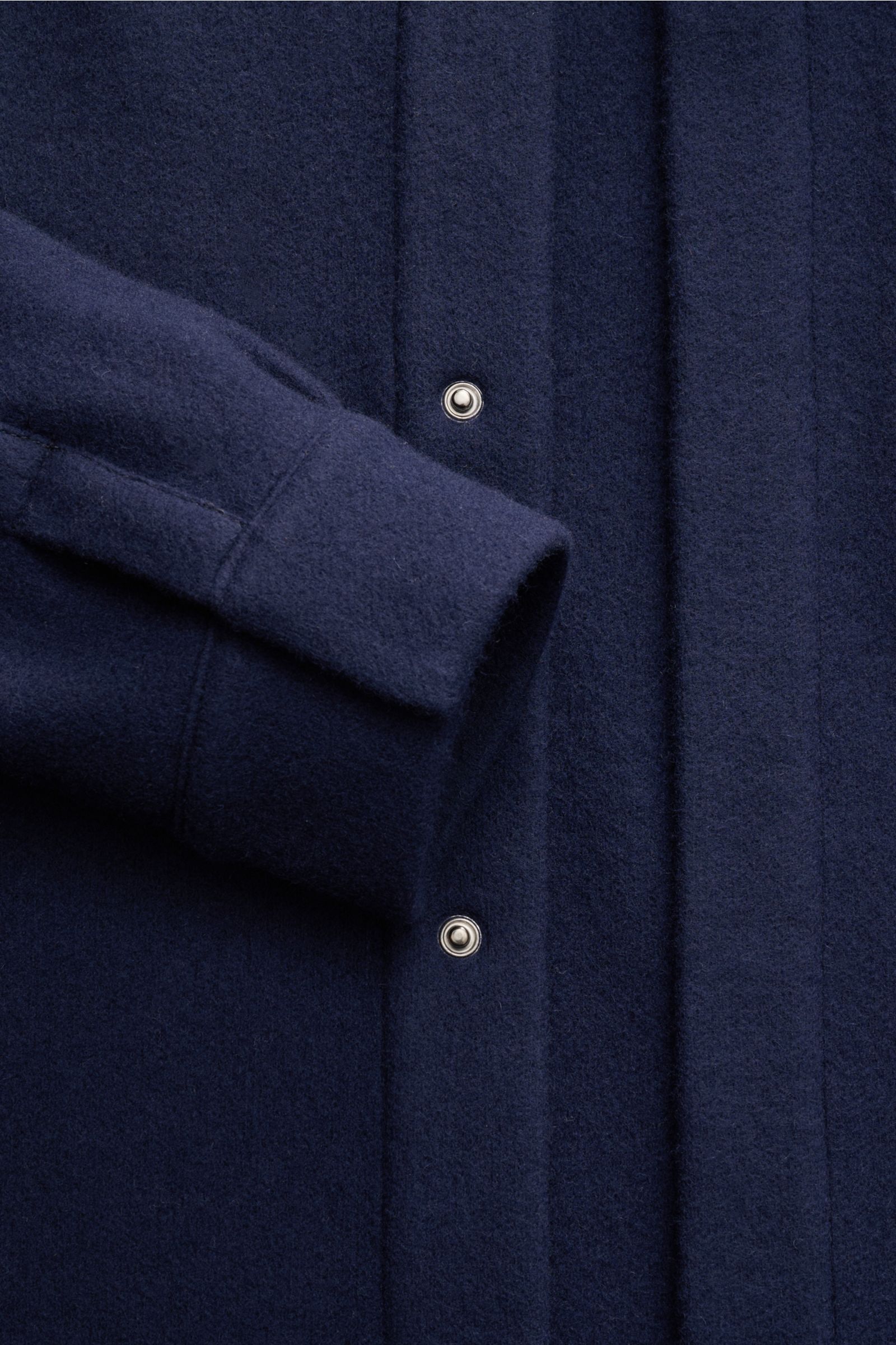 Nahaufnahme des Kiefermann Overshirt 'Elijaz' navy von schräg oben, Jersey aus Wolle und Microfaser, weicher Griff, gewalkt, Slim Fit, Manschette mit Druckknopf.