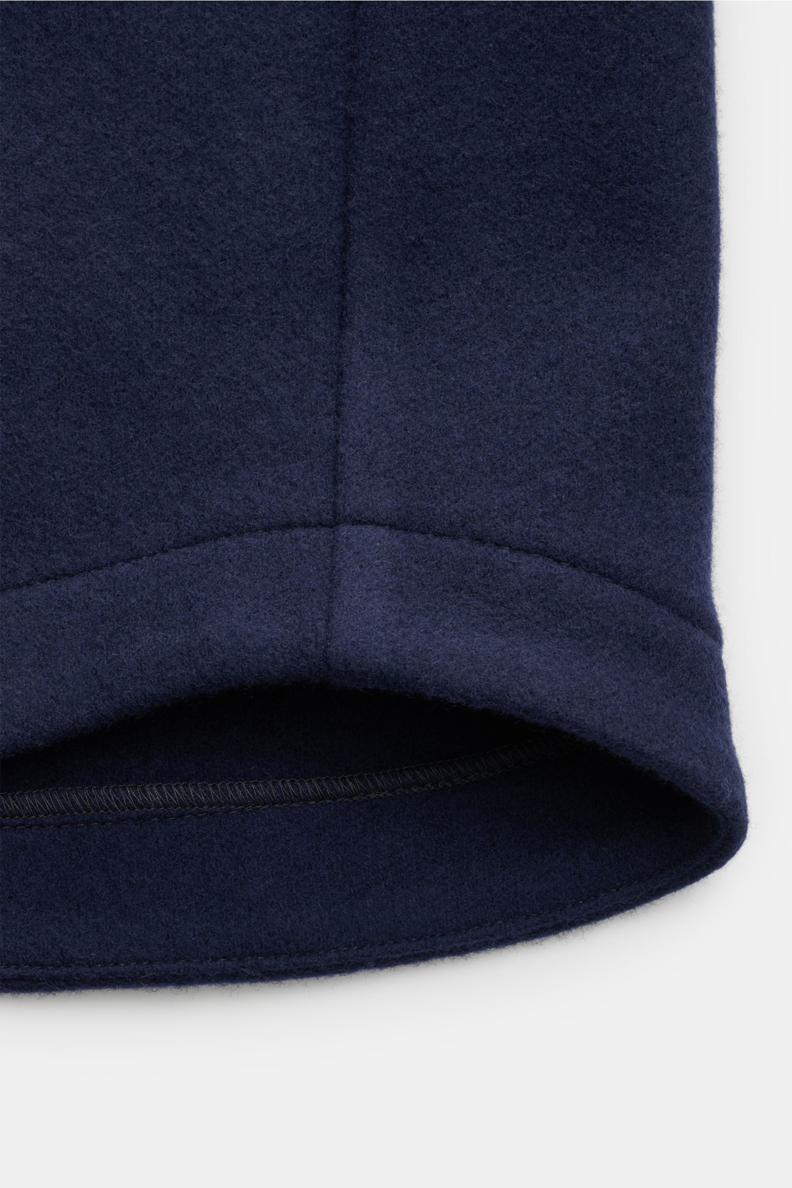 Nahaufnahme des leicht gerundeten Saumverlaufs vom Kiefermann Overshirt 'Elijaz' navy aus gewalkter, angerauter Jersey-Woll-Microfaser mit weichem Griff, Slim Fit, ungefüttert.