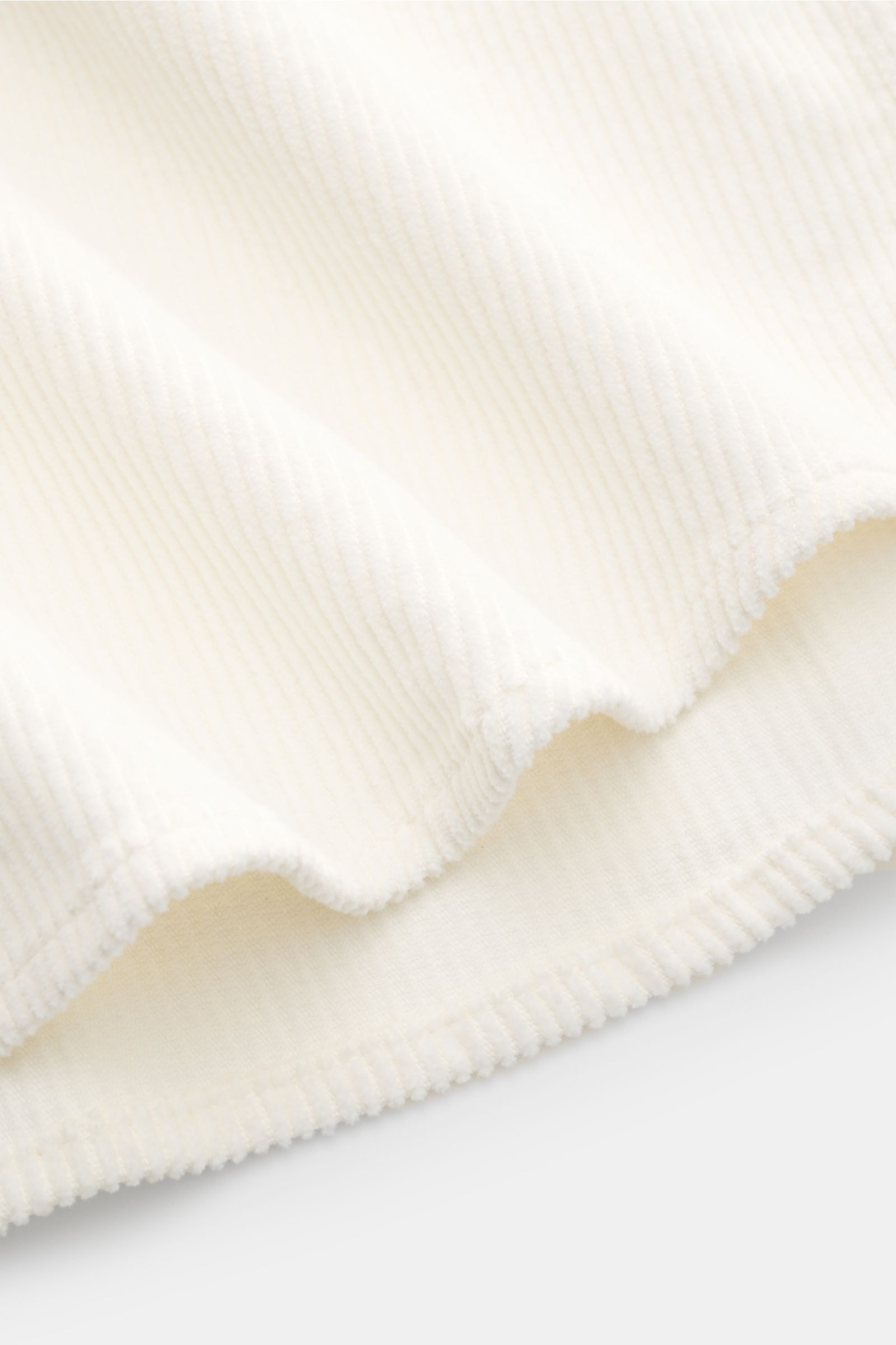 Ace Denim Cord-Overshirt offwhite in Nahaufnahme, Detail des weichen Cordstoffs aus reiner Baumwolle mit gerundetem Saum, stofflich hochwertig.