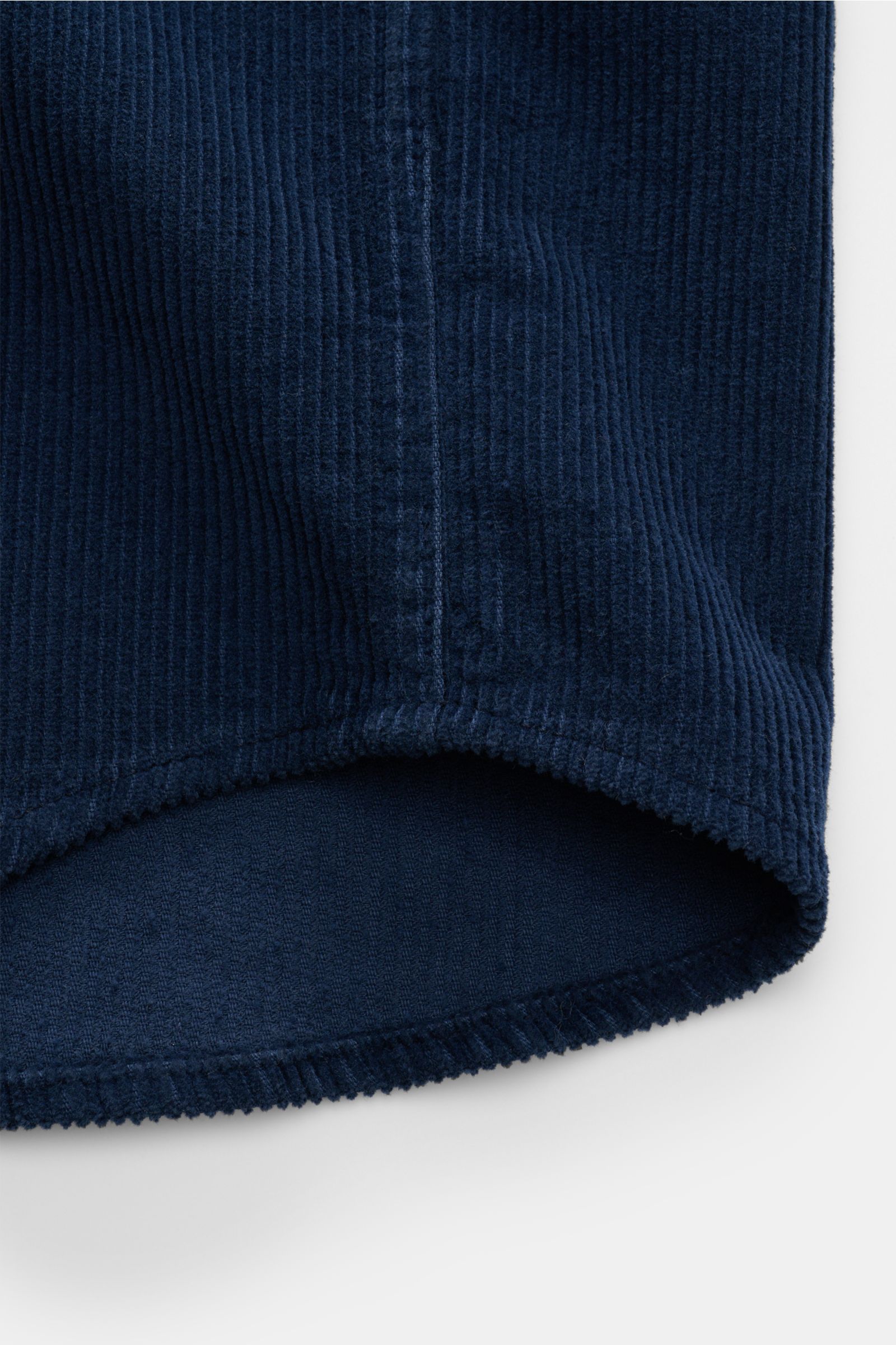Ace Denim Cord-Overshirt navy Detailfoto Saum und Cordstoff in navy, nachhaltig und weich aus reiner Baumwolle, Regular Fit, von unten fotografiert.