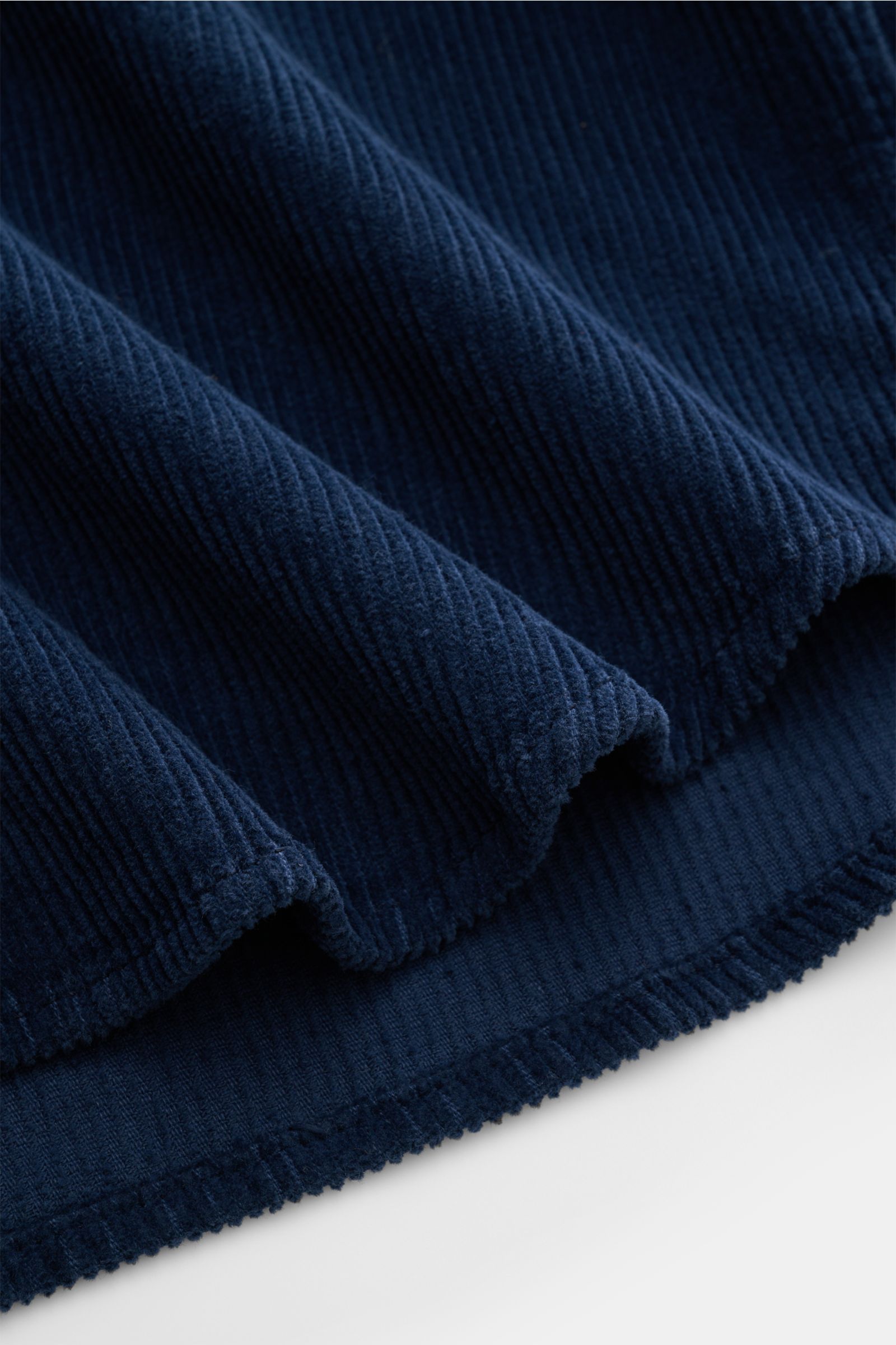 Ace Denim Cord-Overshirt navy aus reiner Baumwolle, Cordstoff mit weichem Griff, Detailaufnahme des Saums aus schräger Nahaufnahme.