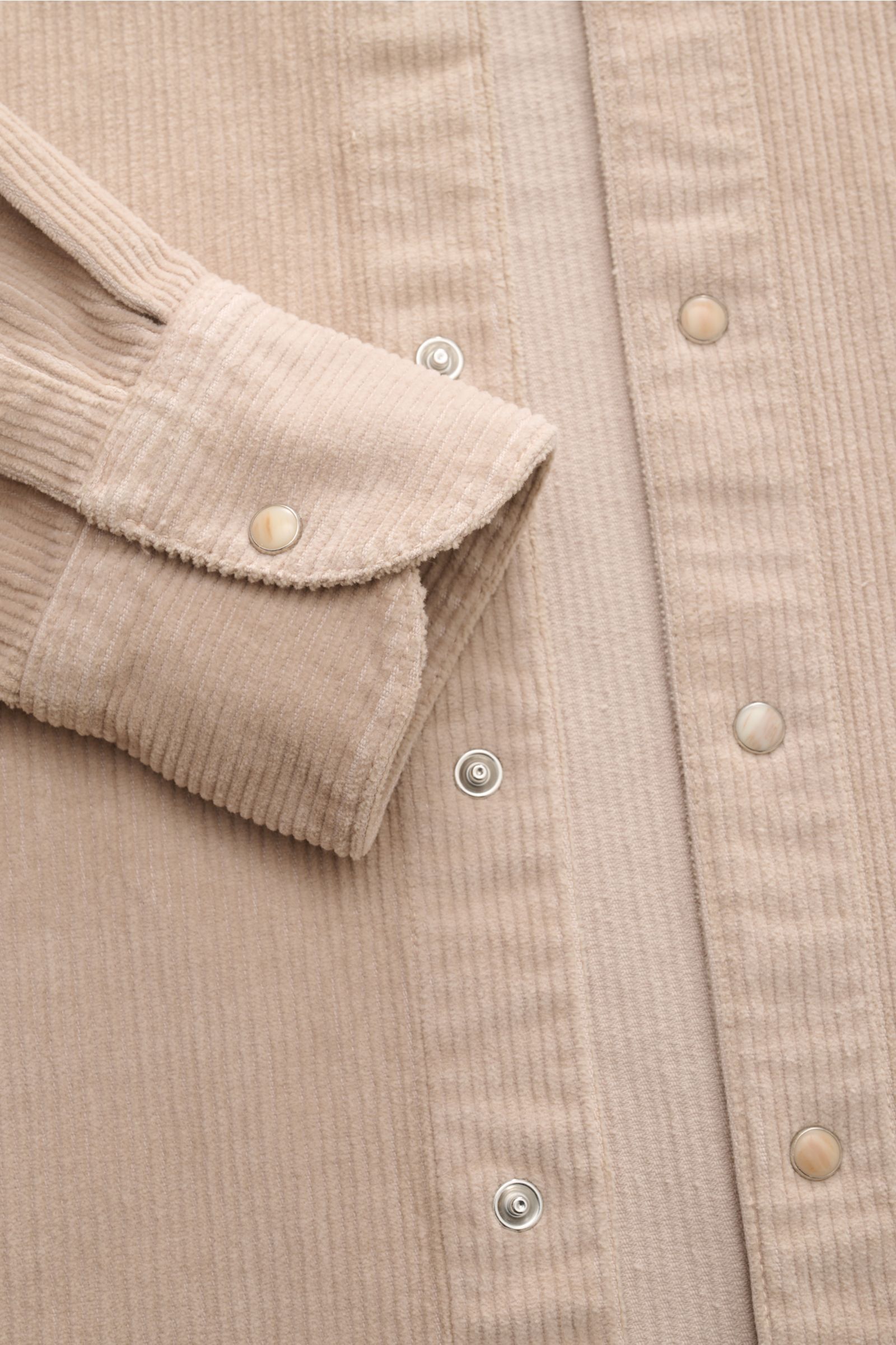 Ace Denim Cord-Overshirt beige aus reiner Baumwolle in Nahaufnahme von vorne, mit Druckknopfleiste und Manschette.