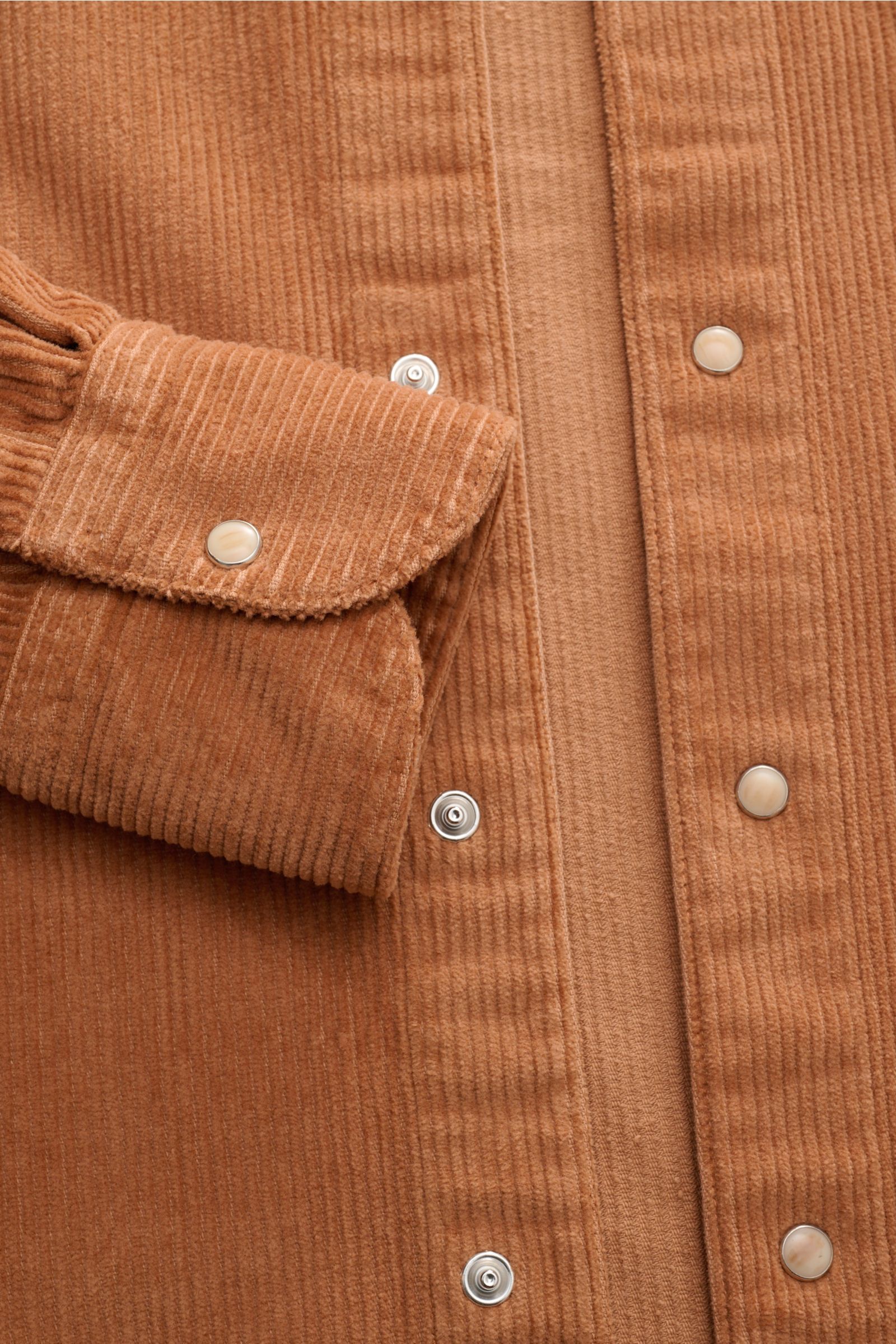 Ace Denim Cord-Overshirt hellbraun aus nachhaltigem Baumwoll-Cord, Detailaufnahme der Druckknopfleiste und Manschette, weicher Griff.
