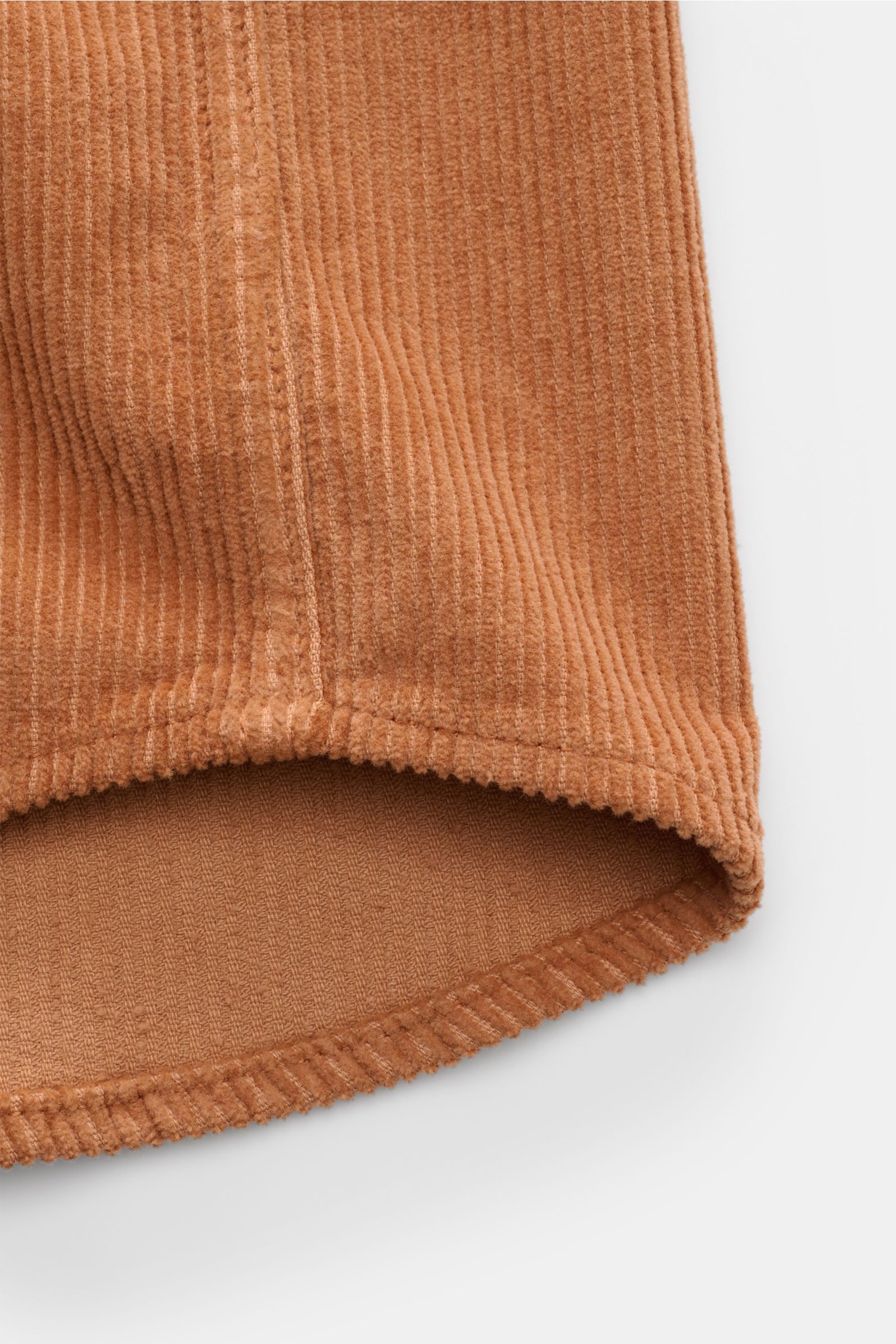 Ace Denim Cord-Overshirt hellbraun, Detailaufnahme Saum mit weichem Cordstoff, leicht gerundeter Saumverlauf aus nachhaltiger Baumwolle.