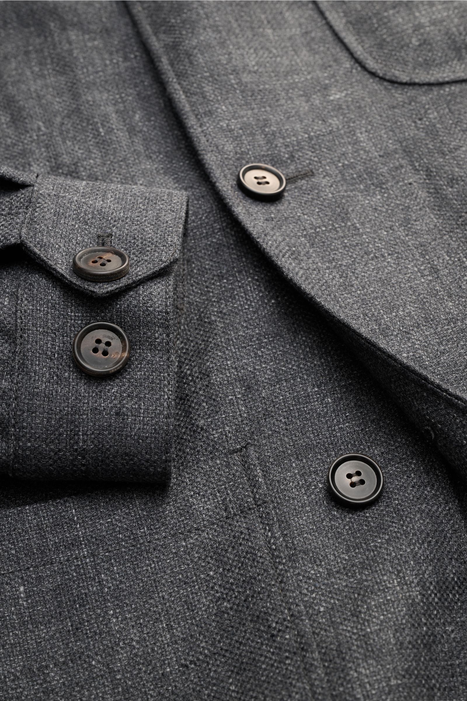 Corneliani Overshirt dunkelgrau meliert in Nahaufnahme von vorne, Leinen-Wolle, Slim Fit, Knopfleiste, Manschetten, Brust- und Hüfttaschen.