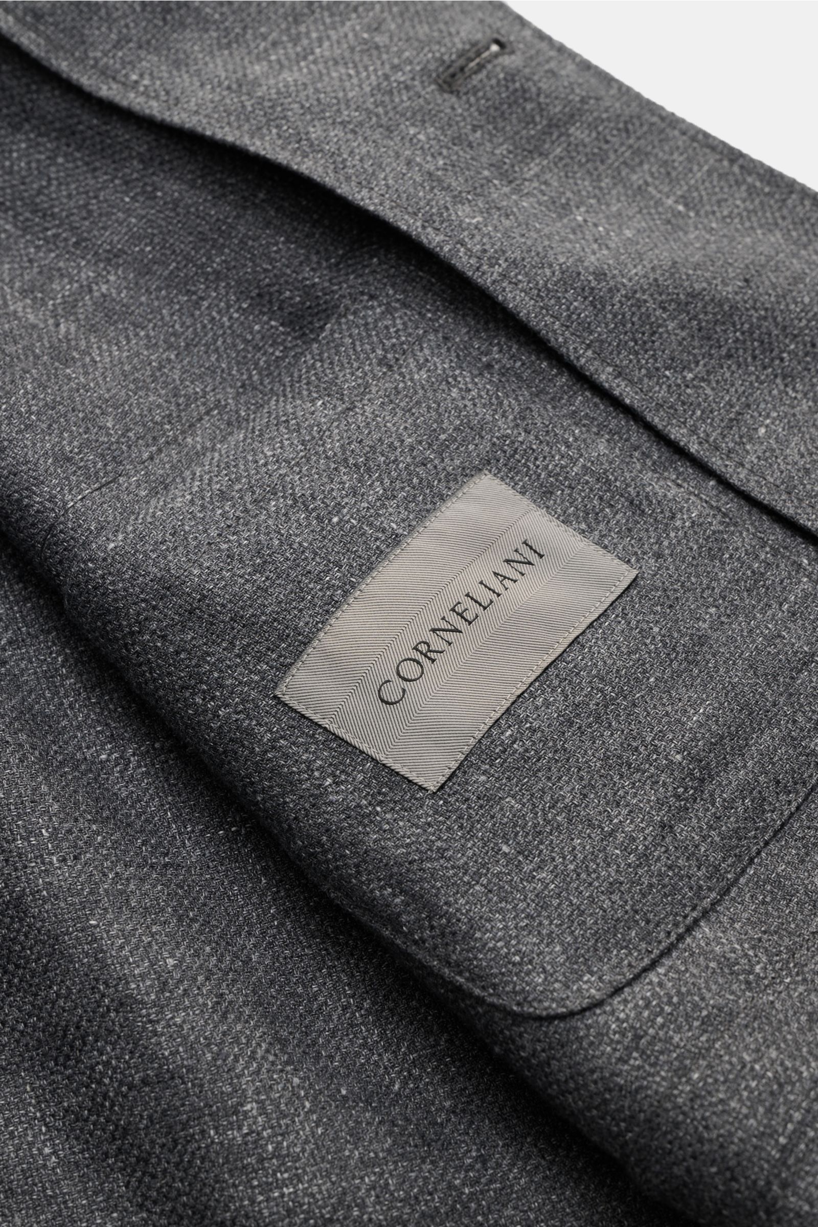 Corneliani Overshirt dunkelgrau meliert, Detailansicht seitlich oben, Panama Leinen-Wolle, weicher Griff, Slim Fit, Manschetten, Taschen, Seitenschlitze.