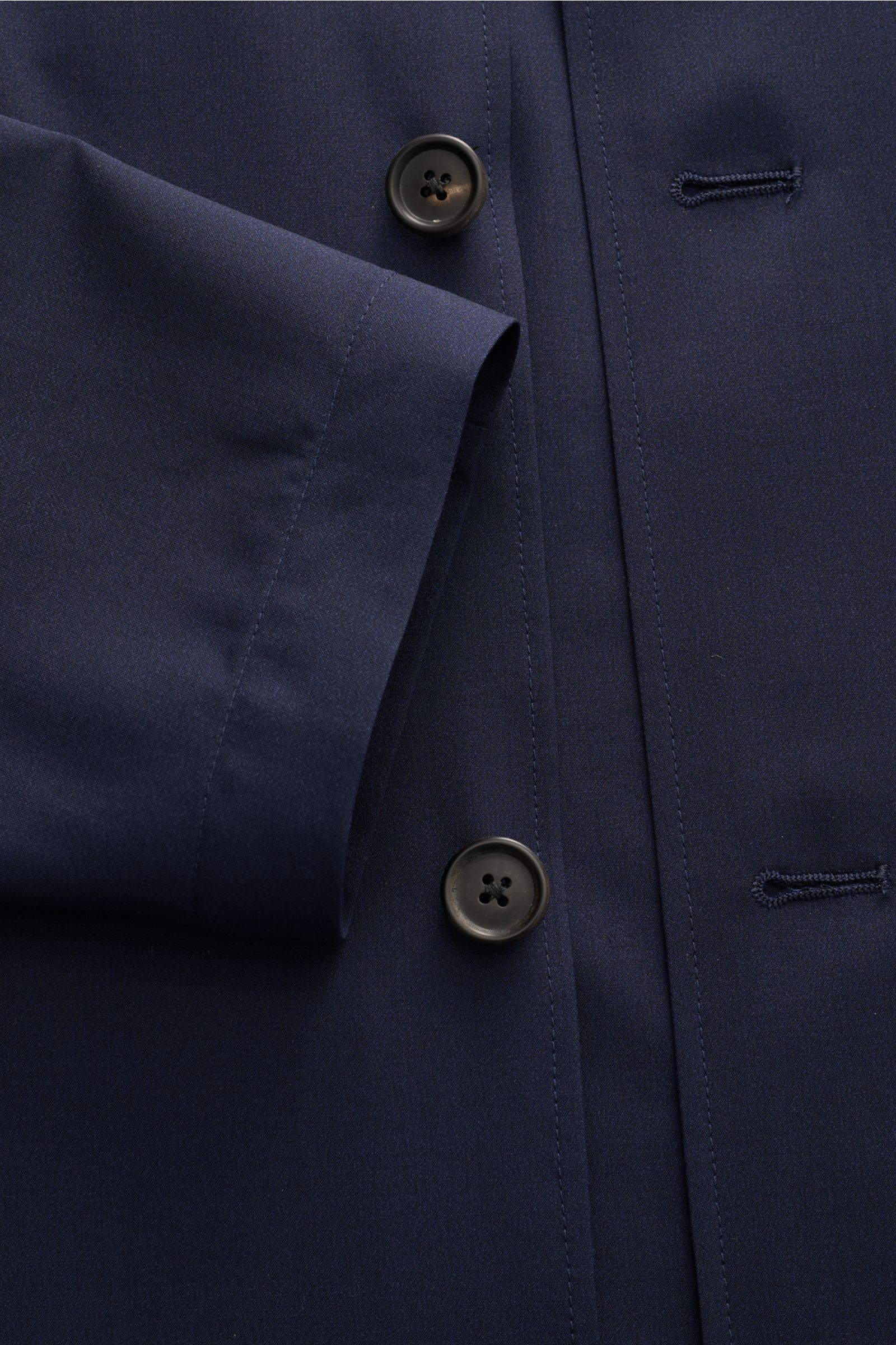 Corneliani Overshirt navy aus feiner Schurwoll-Seidenqualität, Slim Fit, Vier-Knopf-Leiste, paspelierte Taschen, Nahaufnahme von Knopf und Ärmel.