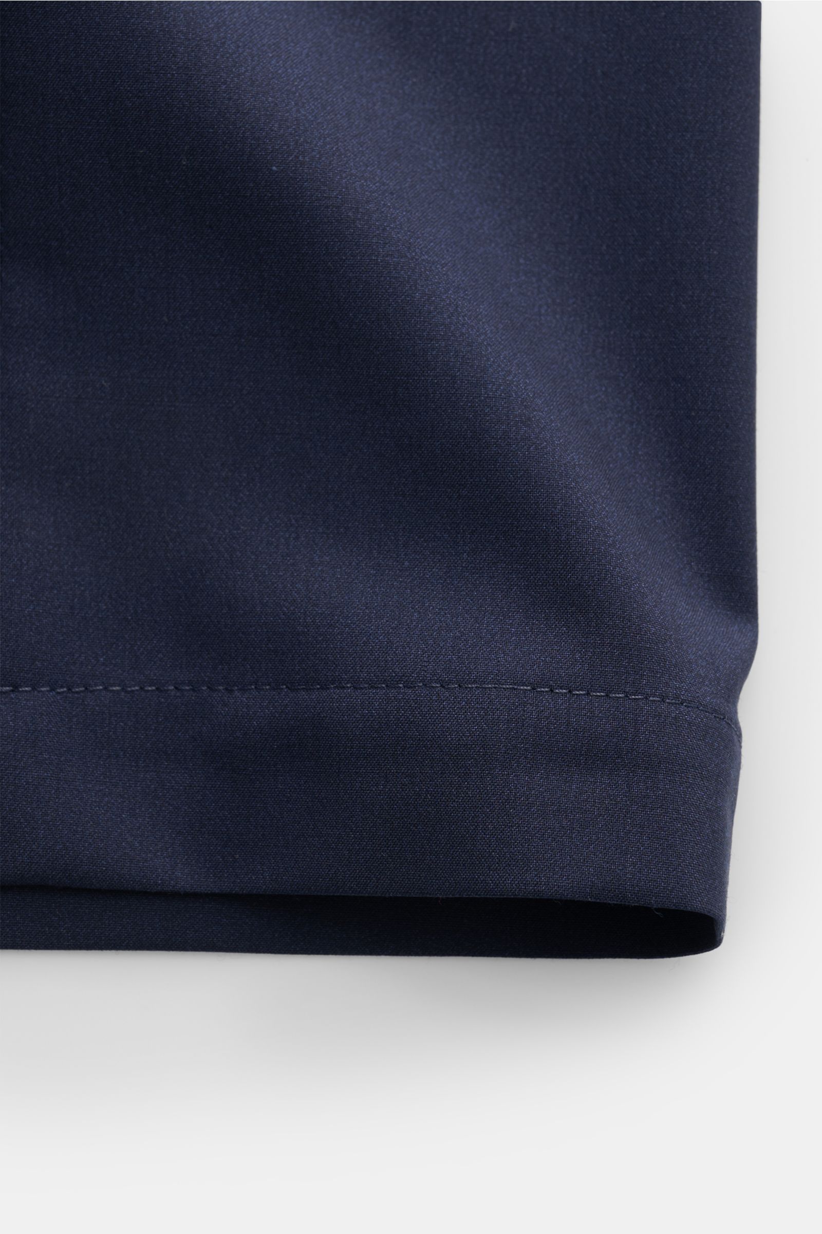 Corneliani Overshirt navy aus Schurwoll-Seidenmix, Slim Fit, fallendes Revers, Vier-Knopf-Leiste, paspelierte Taschen, Detailfoto Stoff nah.