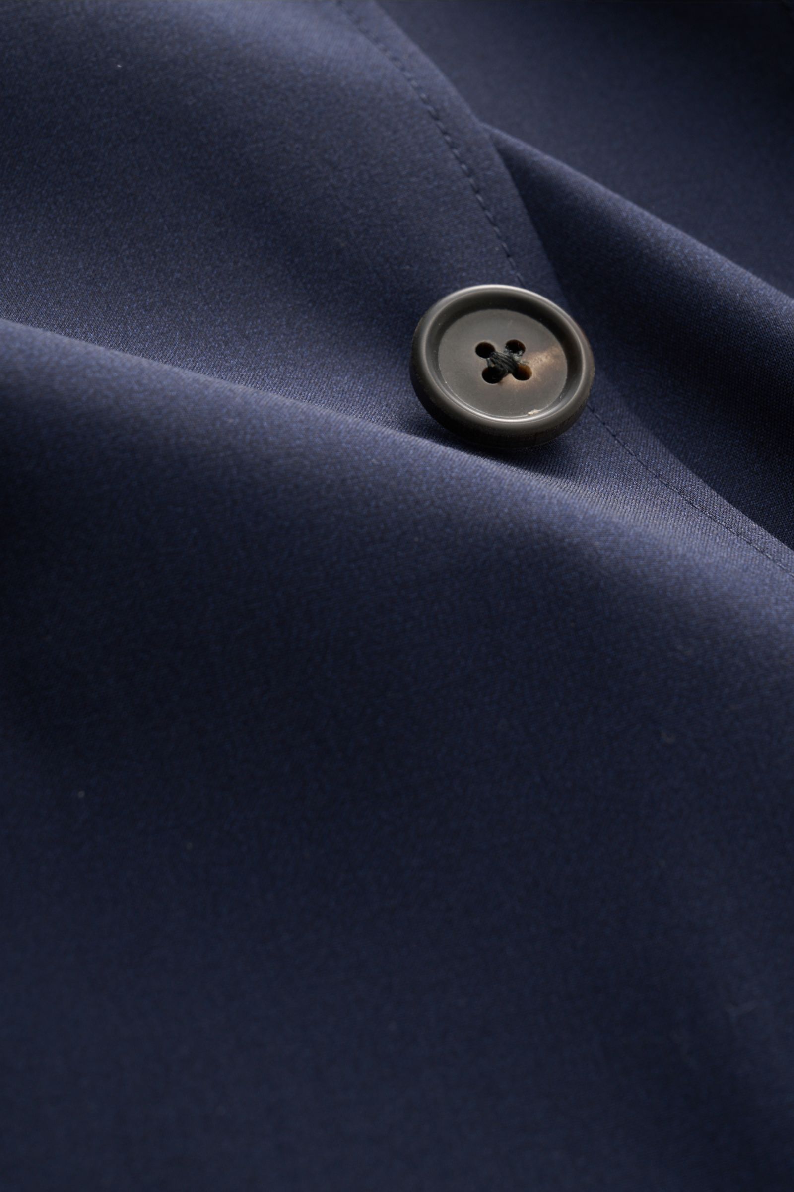 Corneliani Overshirt navy in Nahaufnahme, glatter Griff, feine Schurwoll-Seidenqualität, Vier-Knopf-Leiste, Slim Fit, paspelierte Taschen.