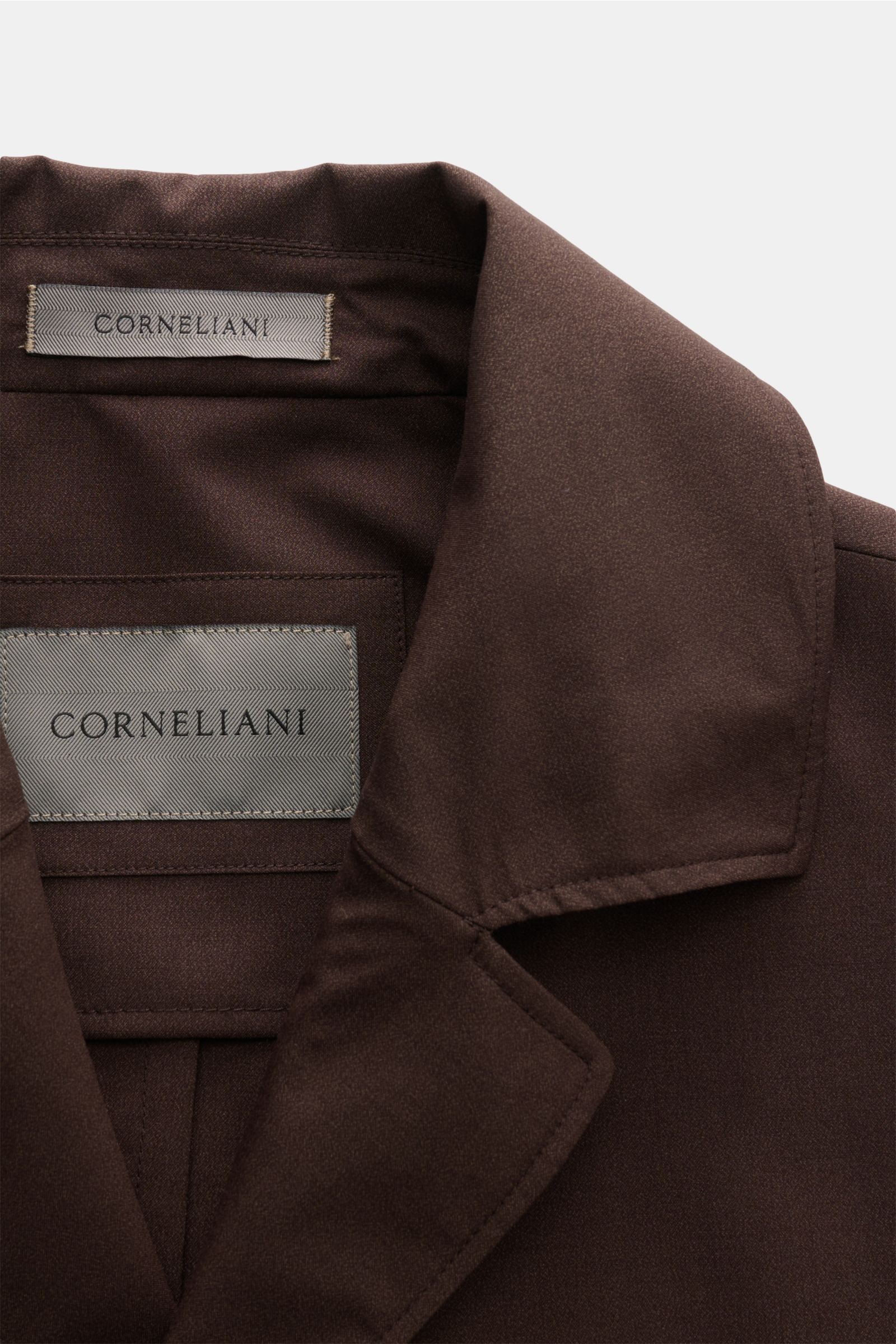 Nahaufnahme des fallenden Revers am dunkelbraunen Corneliani Overshirt aus feiner Schurwoll-Seidenqualität, slim fit, glatter Griff.
