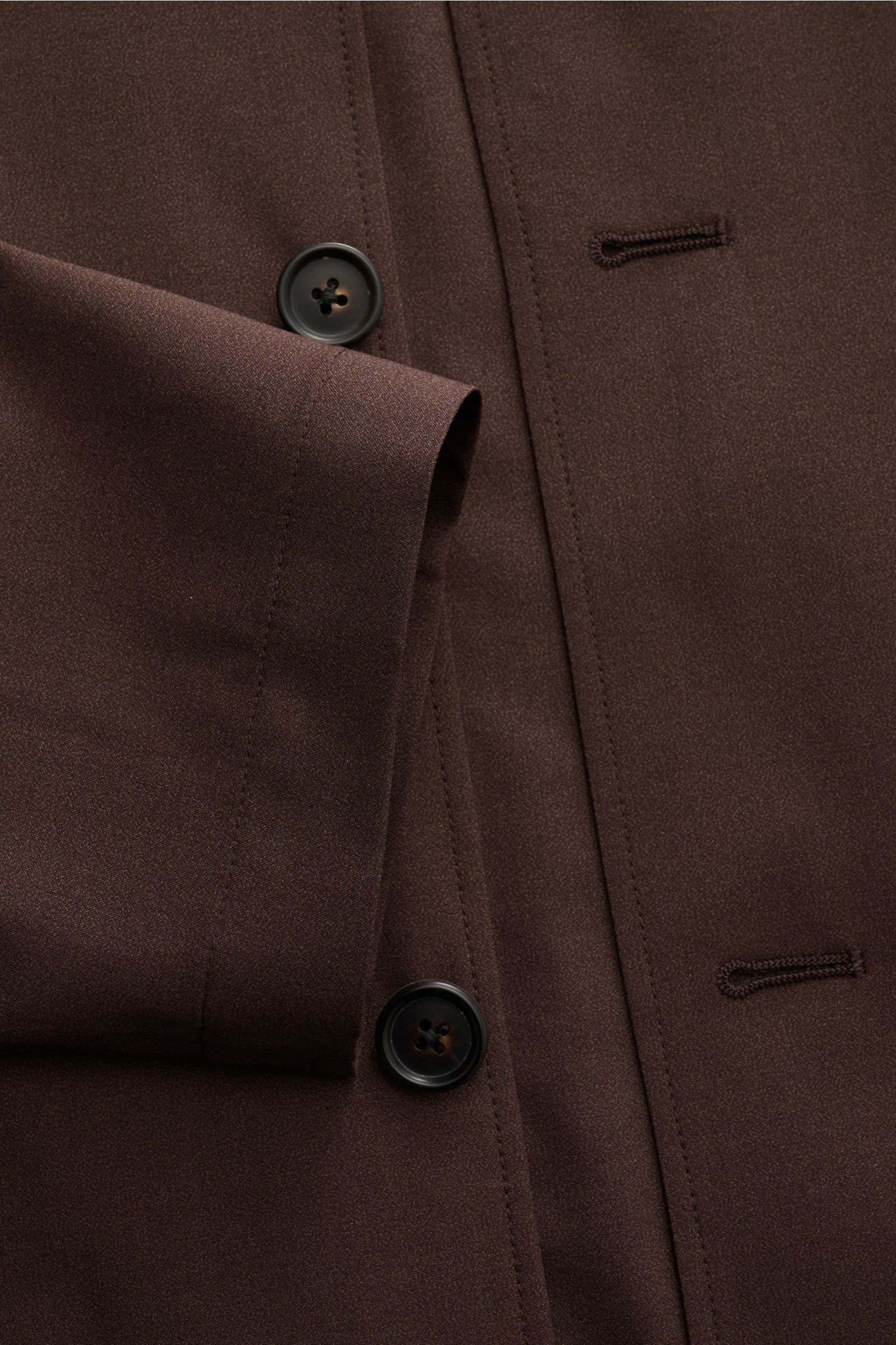 Corneliani Overshirt dunkelbraun aus Schurwoll-Seidenmix, Slim Fit, fallendes Revers, Vier-Knopf-Leiste, Detail von Knopf und Manschette, Nahaufnahme.