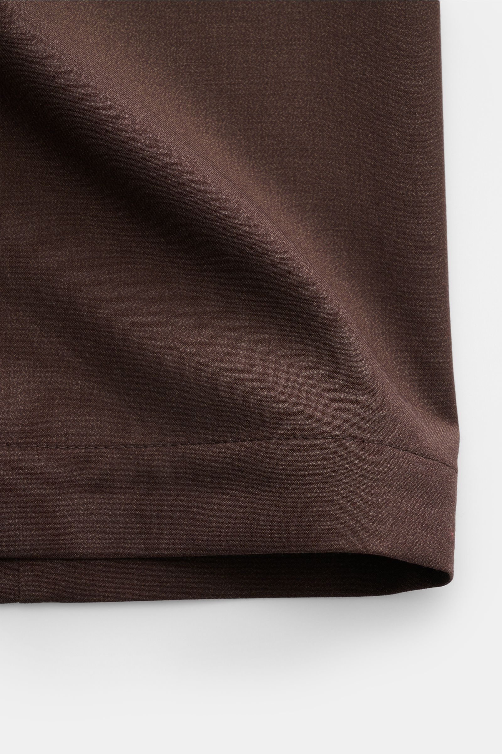 Corneliani Overshirt dunkelbraun aus Schurwoll-Seide, Slim Fit, glatter Griff, fallendes Revers, Vier-Knopf-Leiste, Detailfoto Stoffstruktur nah.