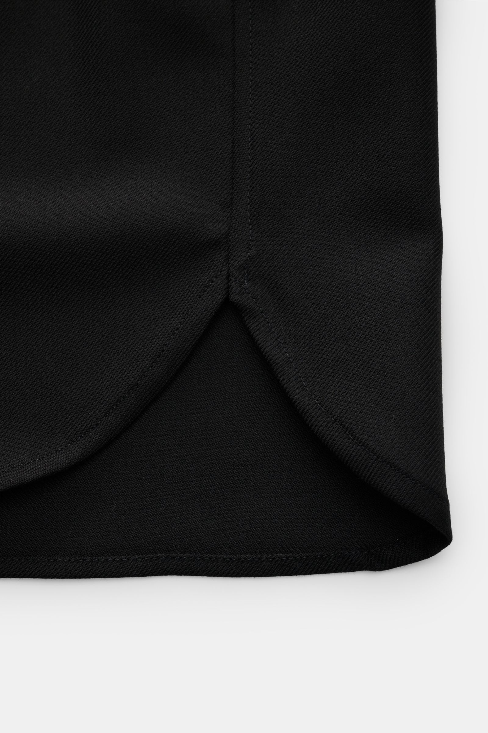 Close-up bottom corner view of the A.P.C. Overshirt schwarz, showing its wool-microfiber blend, lightweight texture, and clean stitching.

Description from provided content:
Minimalistisches Essential: Das Overshirt von A.P.C. überzeugt mit seinem cleanen