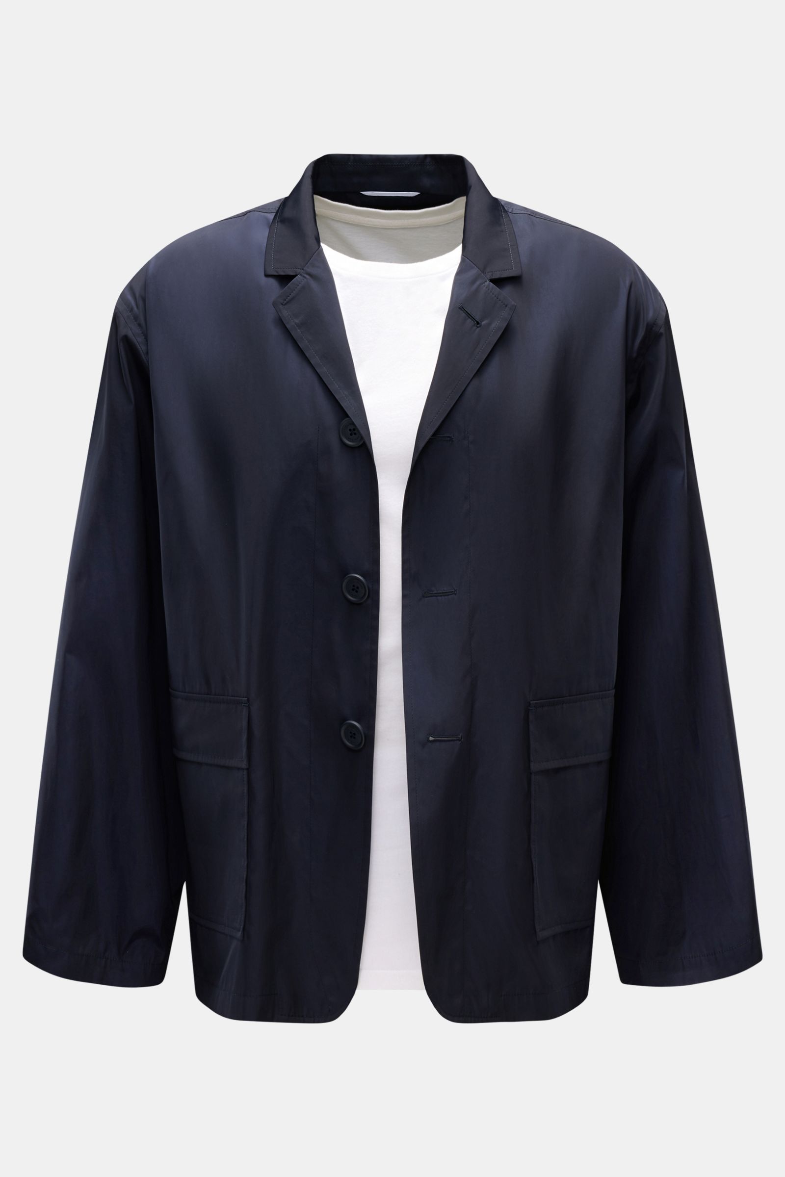 Thom Browne Overshirt navy, frontale Perspektive, glatte Microfaser, Regular Fit, vier Knöpfe, variabler Kragen, Front- und Innentaschen, Logo-Print hinten.