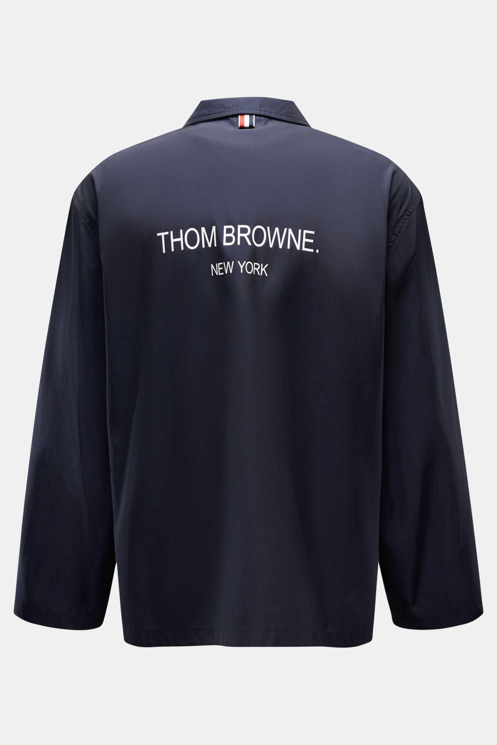 Thom Browne Overshirt navy Rückansicht, glatte Microfaser, Regular Fit, variabler Kragen, Logo-Print, vier Knöpfe, Front- und Innentaschen.