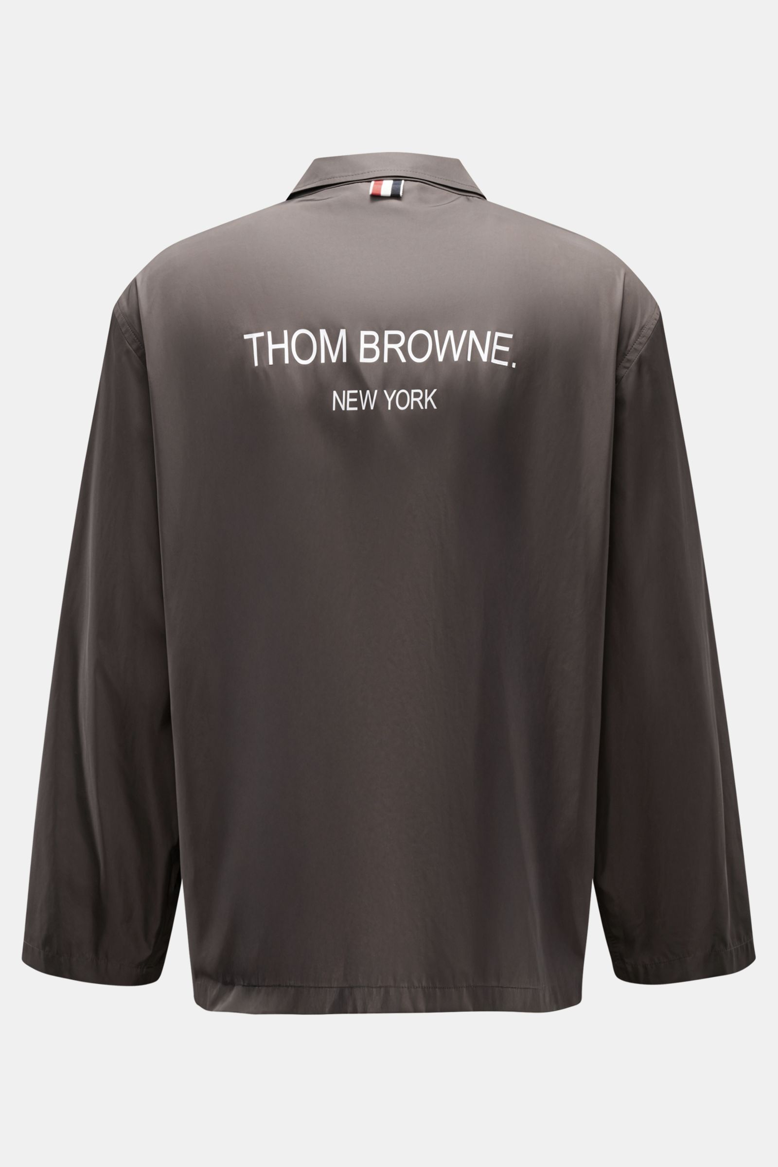 Thom Browne Overshirt anthrazit, Rückansicht, glatte Microfaser, Regular Fit, variabler Kragen, Logo-Print, vier Knöpfe.