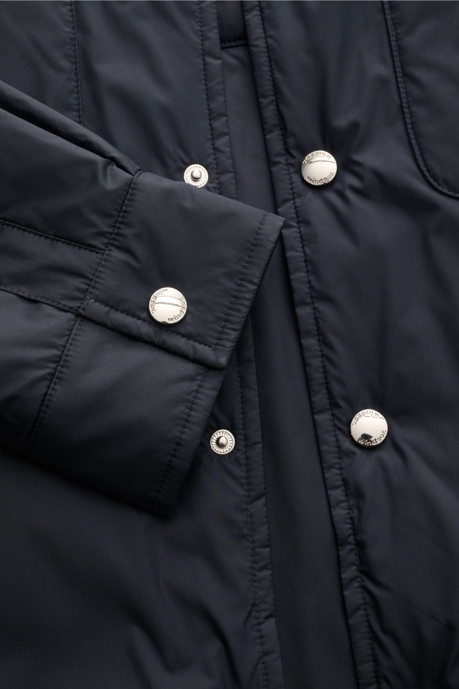 Nahaufnahme des Windsor Overshirt 'Paride' navy aus hochwertiger Microfaser mit Druckknopfleiste, Manschette und glattem Griff.