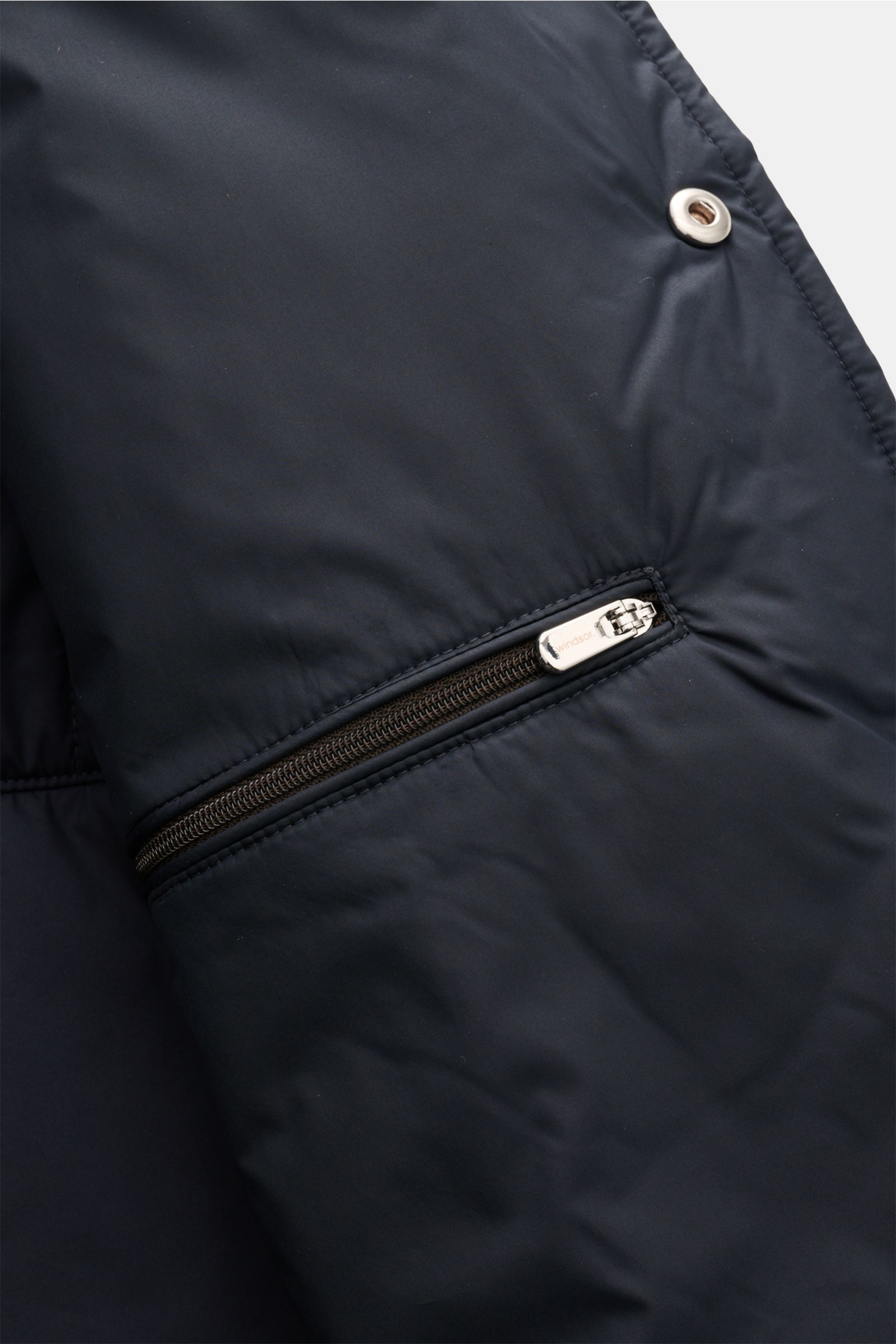 Nahaufnahme des navyfarbenen Windsor Overshirts 'Paride' mit hochwertiger Microfaser, glattem Griff und Reißverschluss-Innentasche.