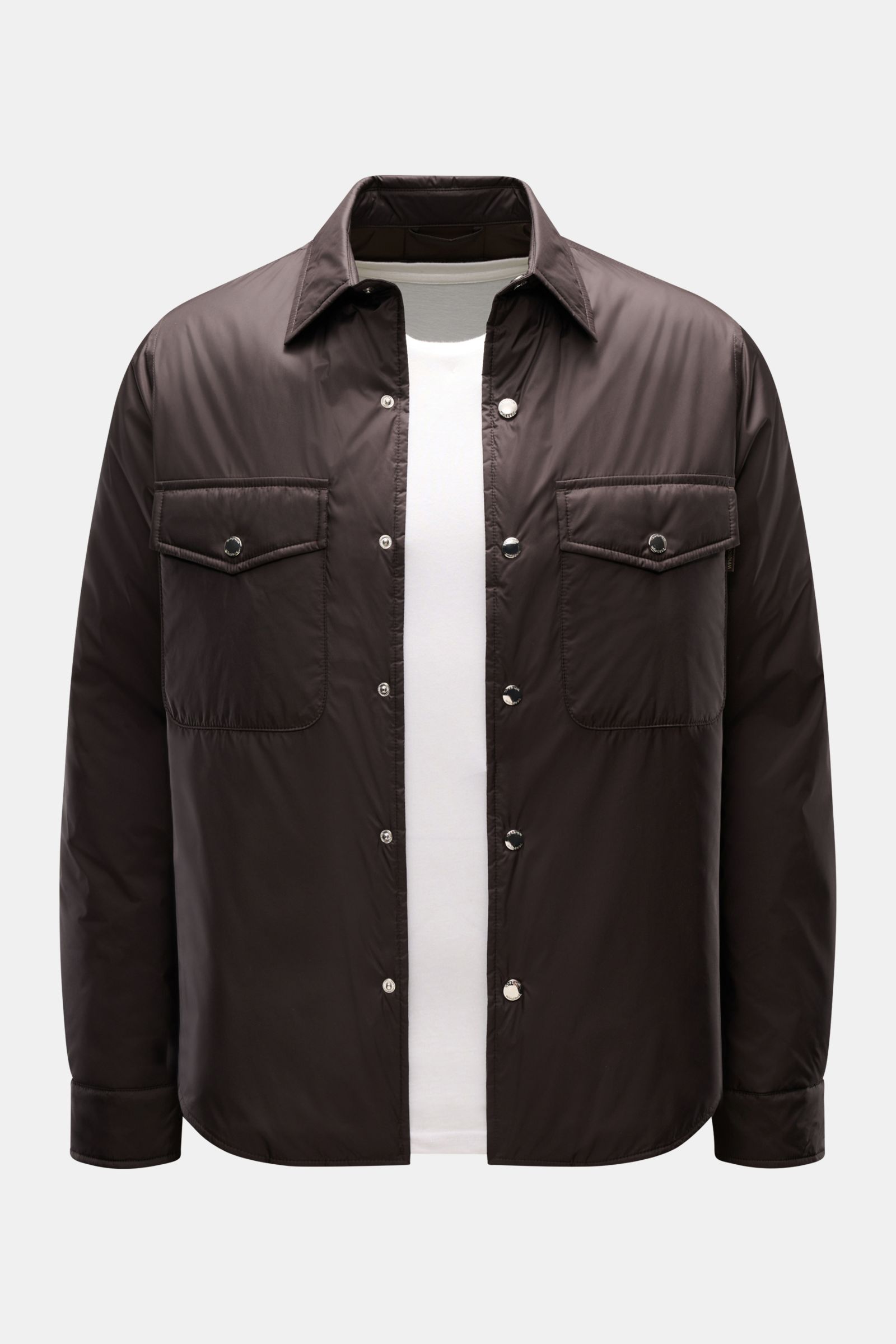 Windsor Overshirt 'Paride' dunkelbraun aus glatter Microfaser, Slim Fit, mit Umlegekragen, Druckknopfleiste, Brust- und Seitentaschen, Manschette und Innentasche, frontal fotografiert.