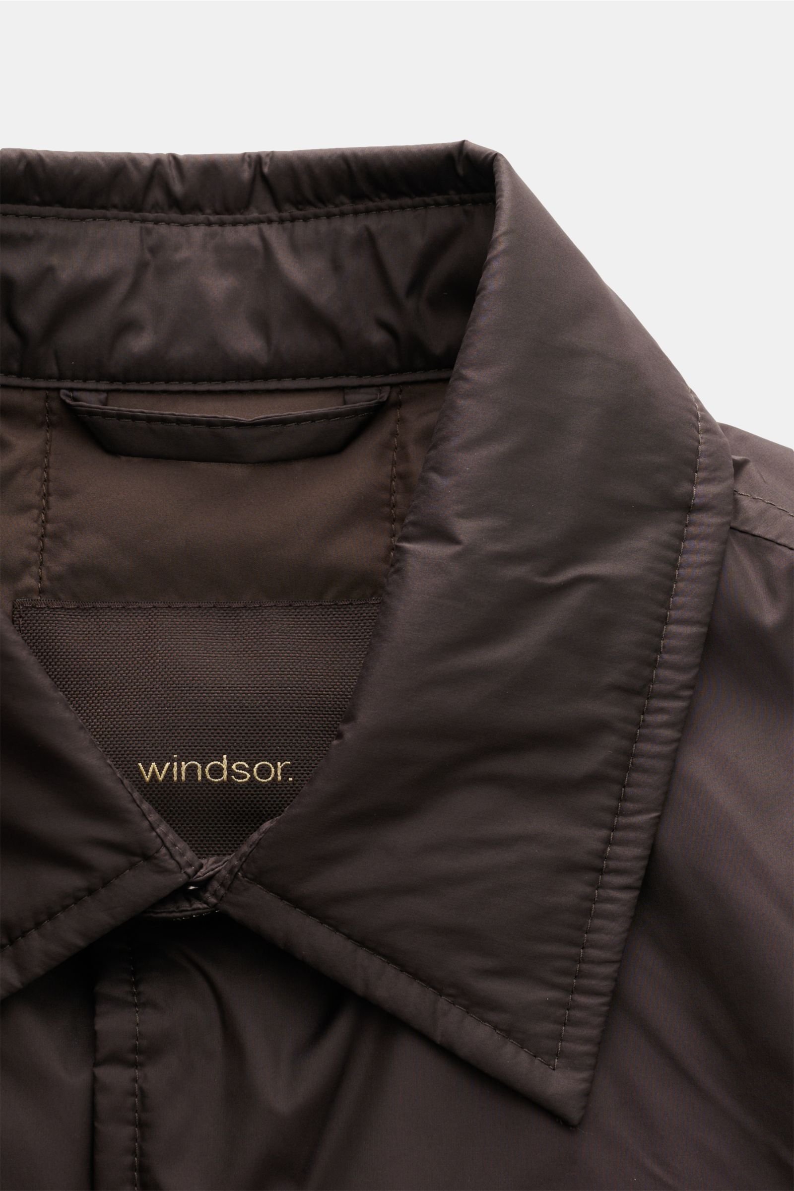 Close-up front view of the Windsor Overshirt 'Paride' dunkelbraun collar, made of smooth, high-quality microfiber with slim fit, inner pocket, and soft lining. Stylish companion for transitional seasons offering reliable comfort and warmth on changeable d