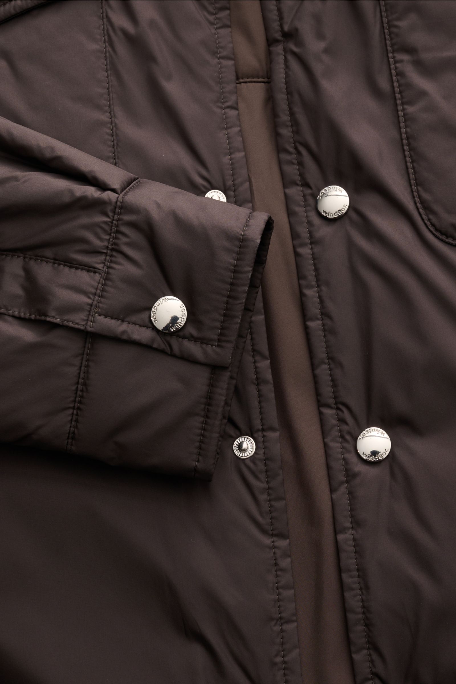 Windsor Overshirt 'Paride' dunkelbraun shown close-up from above, highlighting smooth microfiber fabric, snap buttons, slim fit, cuff with snap button, chest flap pockets, side seam pockets, and soft lining. Stilvoller Begleiter für die Übergangssaison: D
