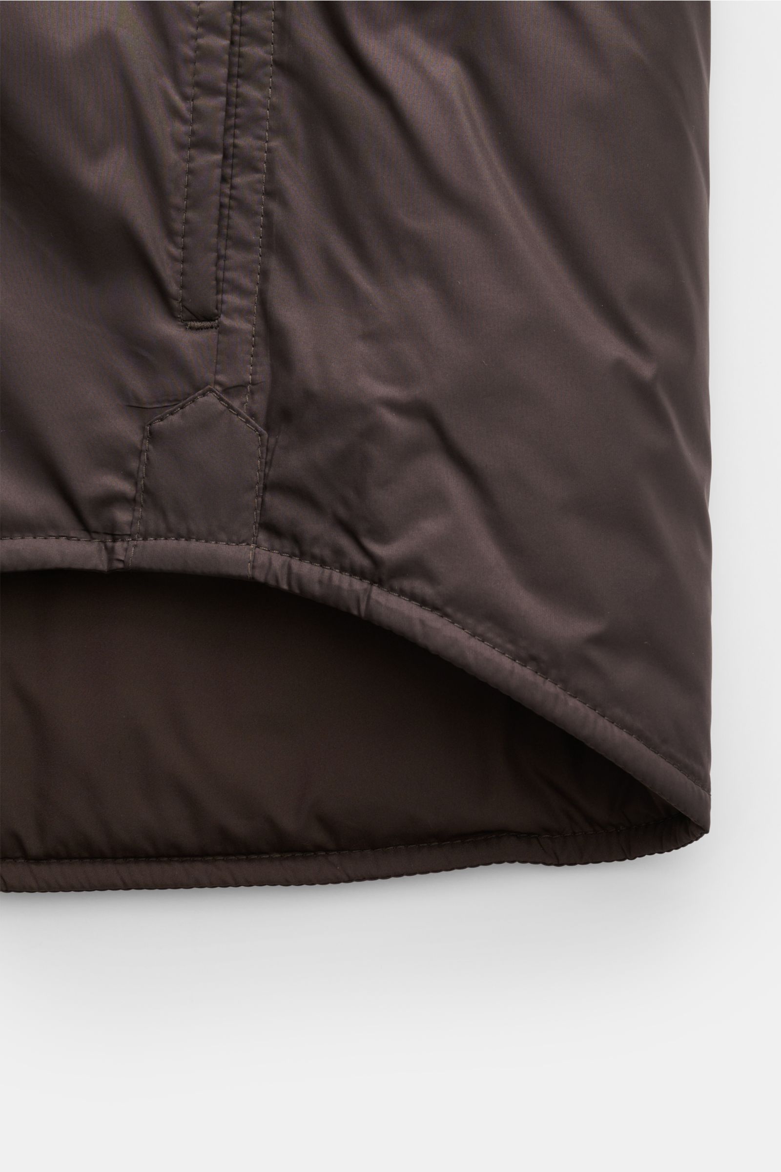 Close-up view of the hem and inner lining of the Windsor Overshirt 'Paride' dunkelbraun, made of smooth, high-quality microfiber. Stilvoller Begleiter für die Übergangssaison: Das Overshirt 'Paride' von WINDSOR bietet verlässlichen Komfort und hält auch a