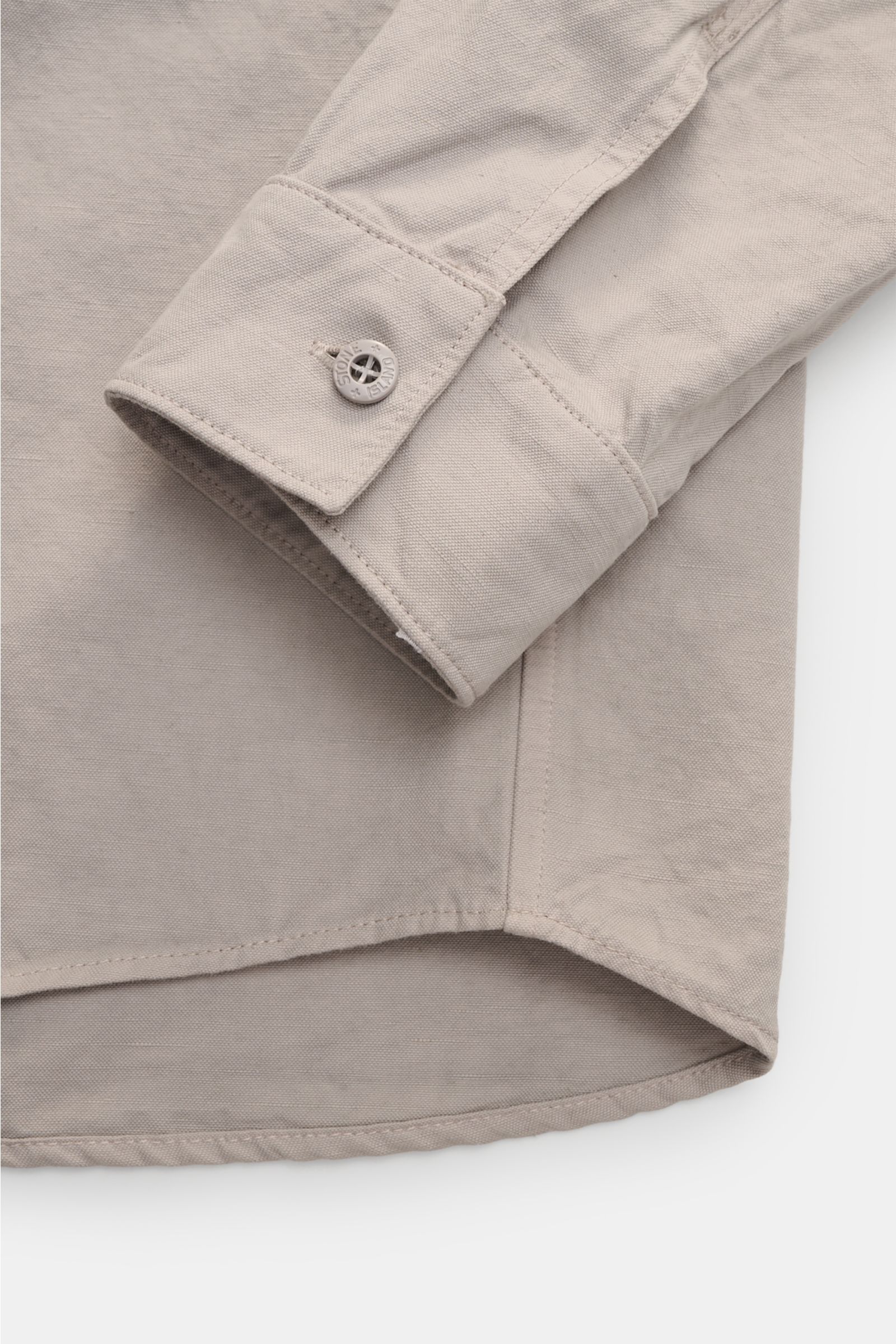 Stone Island Overshirt 'Ghost' light grey close-up of sleeve cuff and lower hem, slim fit cotton-linen blend, six-button placket.

Timeless layering piece: This overshirt from the 'Ghost' capsule by STONE ISLAND perfectly enhances casual spring looks.