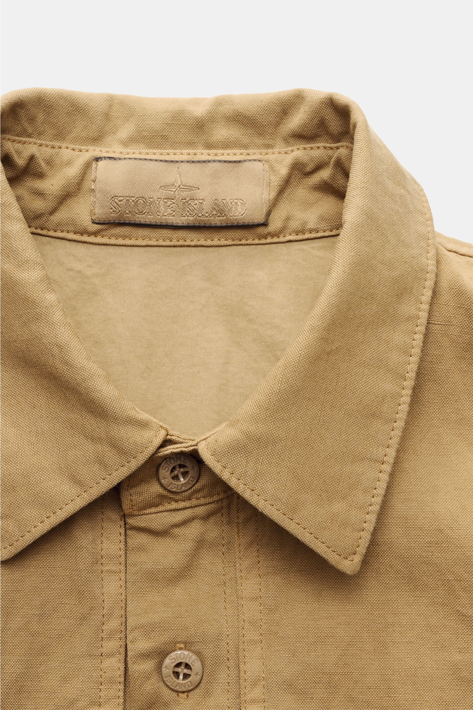 Stone Island Overshirt 'Ghost' khaki close-up front view showing the cotton-linen collar, six-button placket, and textured fabric. Zeitloses Layering-Piece: Das Overshirt aus der 'Ghost' Capsule von STONE ISLAND ergänzt lässige Frühlingslooks perfekt.