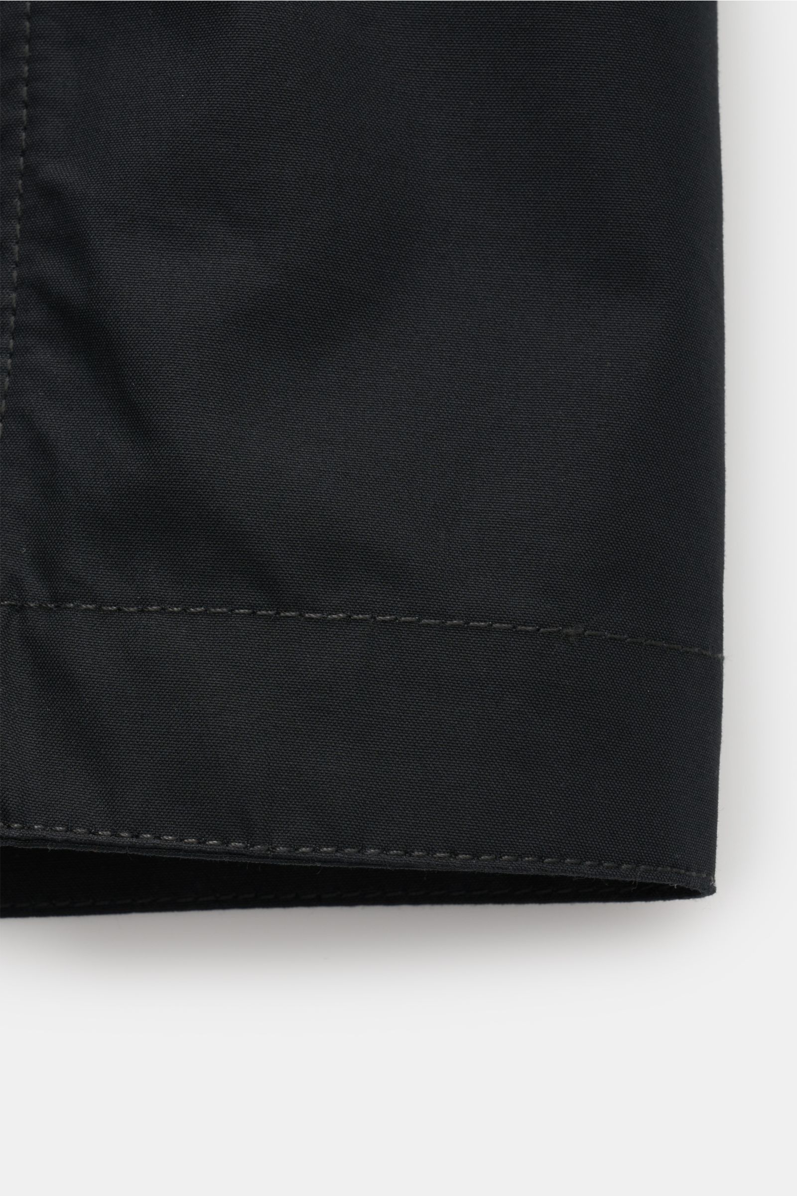 Close-up side view of black Stone Island Overshirt 'Ghost Piece' sleeve hem, showcasing pure cotton canvas fabric with neat stitching.

Function meets comfort: This STONE ISLAND overshirt from the 'Ghost' capsule is made of uniquely comfortable cotton 