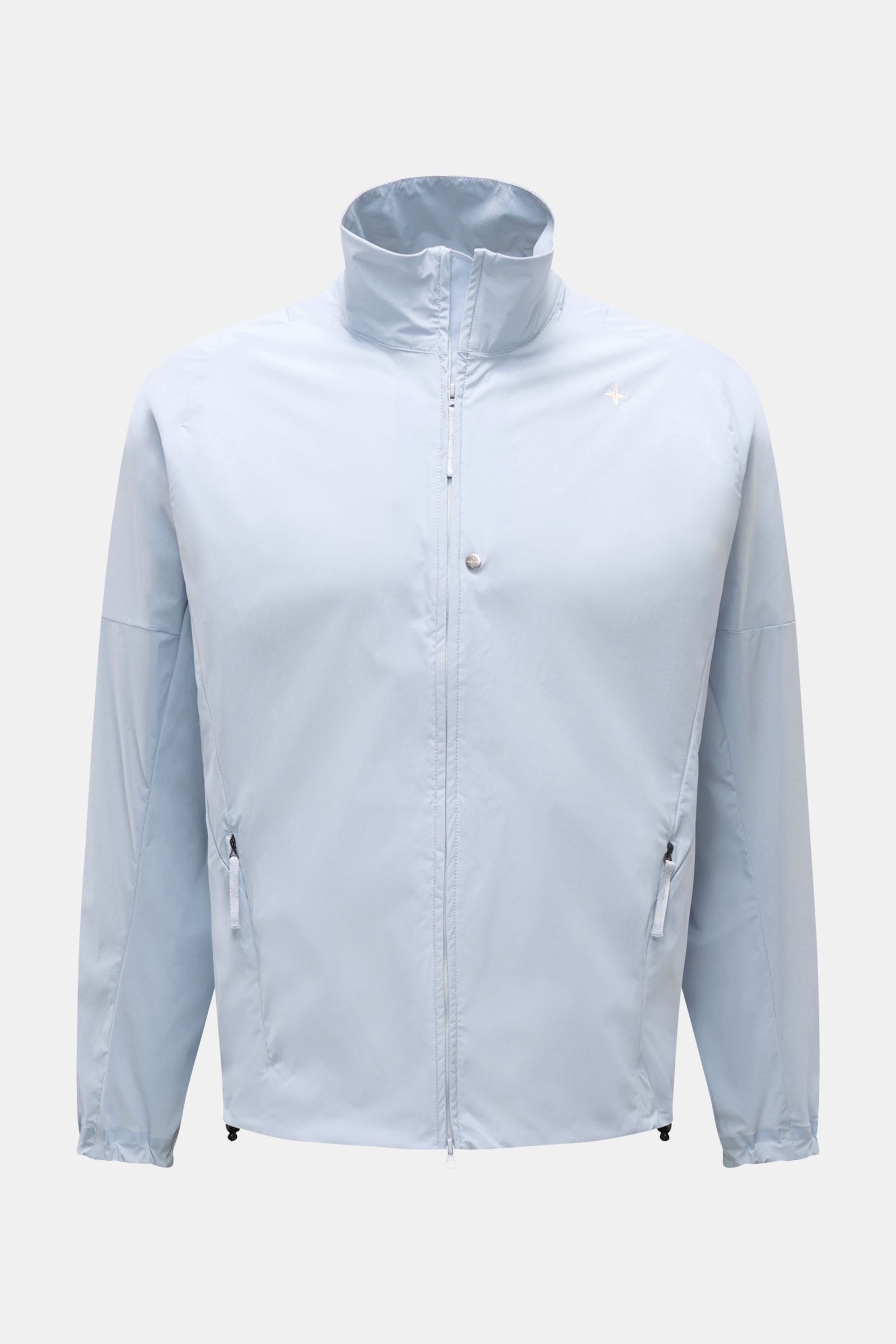 Front view of Stone Island Jacke 'Stellina' hellblau, a light blue jacket with high collar, two-way zipper, zipper front pockets, elastic cuffs, adjustable hem, made of smooth microfiber, regular fit, unconstructed design.

Additional description for cont