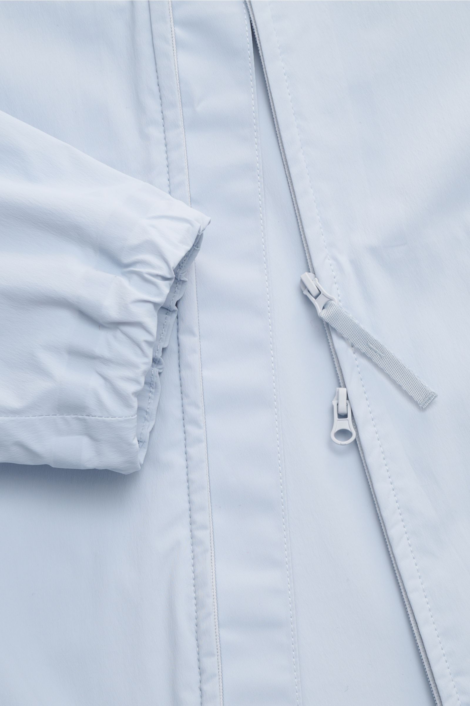 Close-up front view of the light blue Stone Island Jacke 'Stellina' showing elastic cuff, two-way zipper, and smooth microfiber fabric with regular fit.

Urbane Frühlingslooks: Die Jacke aus der 'Stellina' Capsule von STONE ISLAND ergänzt sportive Look