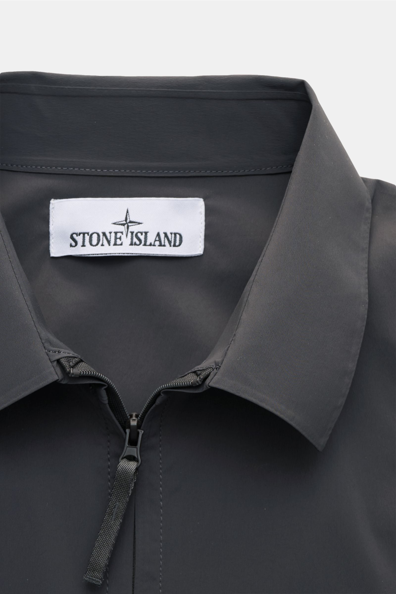 Stone Island Jacke 'Stellina' dunkelgrau, Vorderansicht mit offenem Zwei-Wege-Reißverschluss, Umlegekragen und glattem Microfaserstoff.