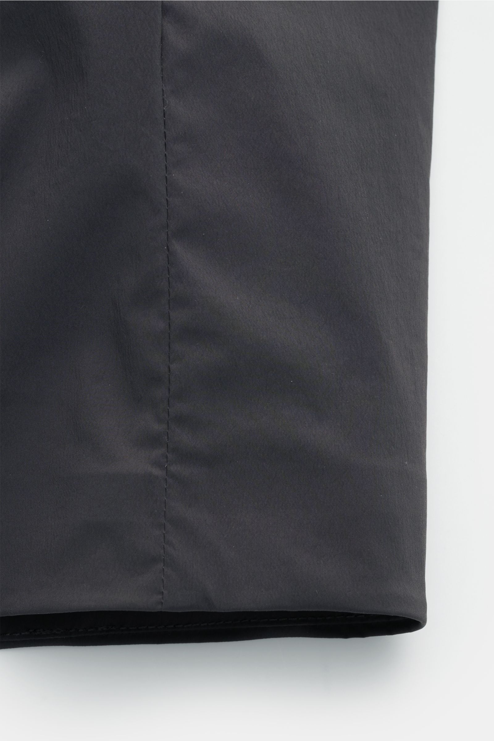 Stone Island Jacke 'Stellina' dunkelgrau, Detailansicht Ärmelabschluss mit Knopf, hochwertiger Microfaser, glatter Griff, Regular Fit, Overshirt-Design, zwei-Wege-Reißverschluss, Umlegekragen, aufgesetzte Brusttasche, unconstructed Design.