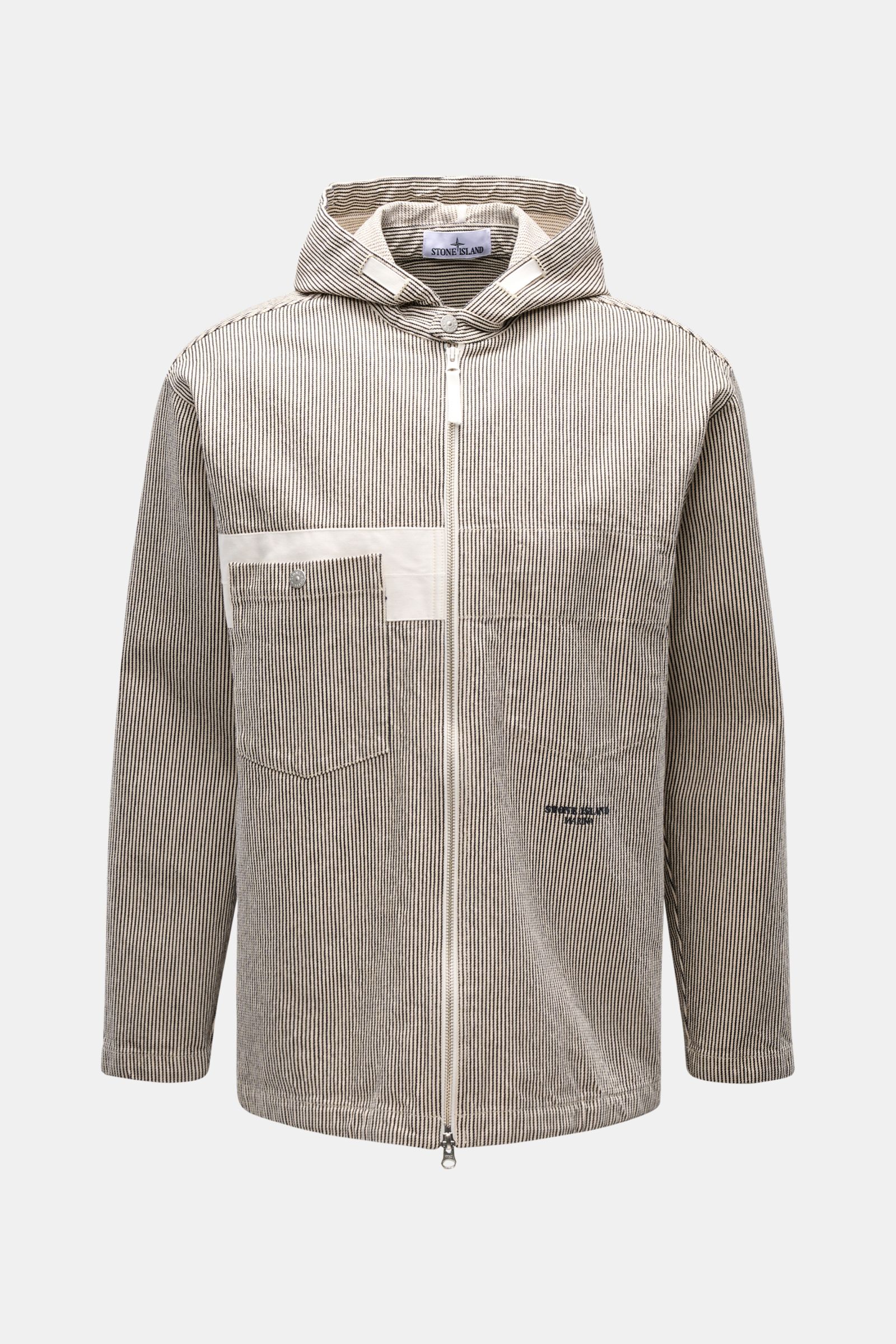 Front view of Stone Island Jacke 'Marina' navy/beige gestreift, lightweight striped cotton jacket with hood, two-way zipper, chest pocket, and adjustable hem.