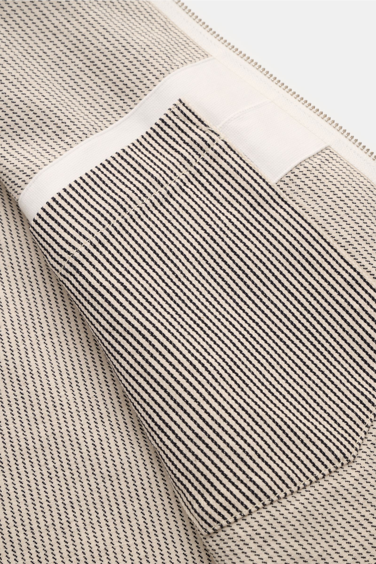 Close-up front view of Stone Island Jacke 'Marina' navy/beige gestreift with striped pattern, chest pocket, and zipper, made of pure cotton, lightweight feel, regular fit, hood with drawstring, robust two-way zipper, button cuffs, adjustable hem width, un