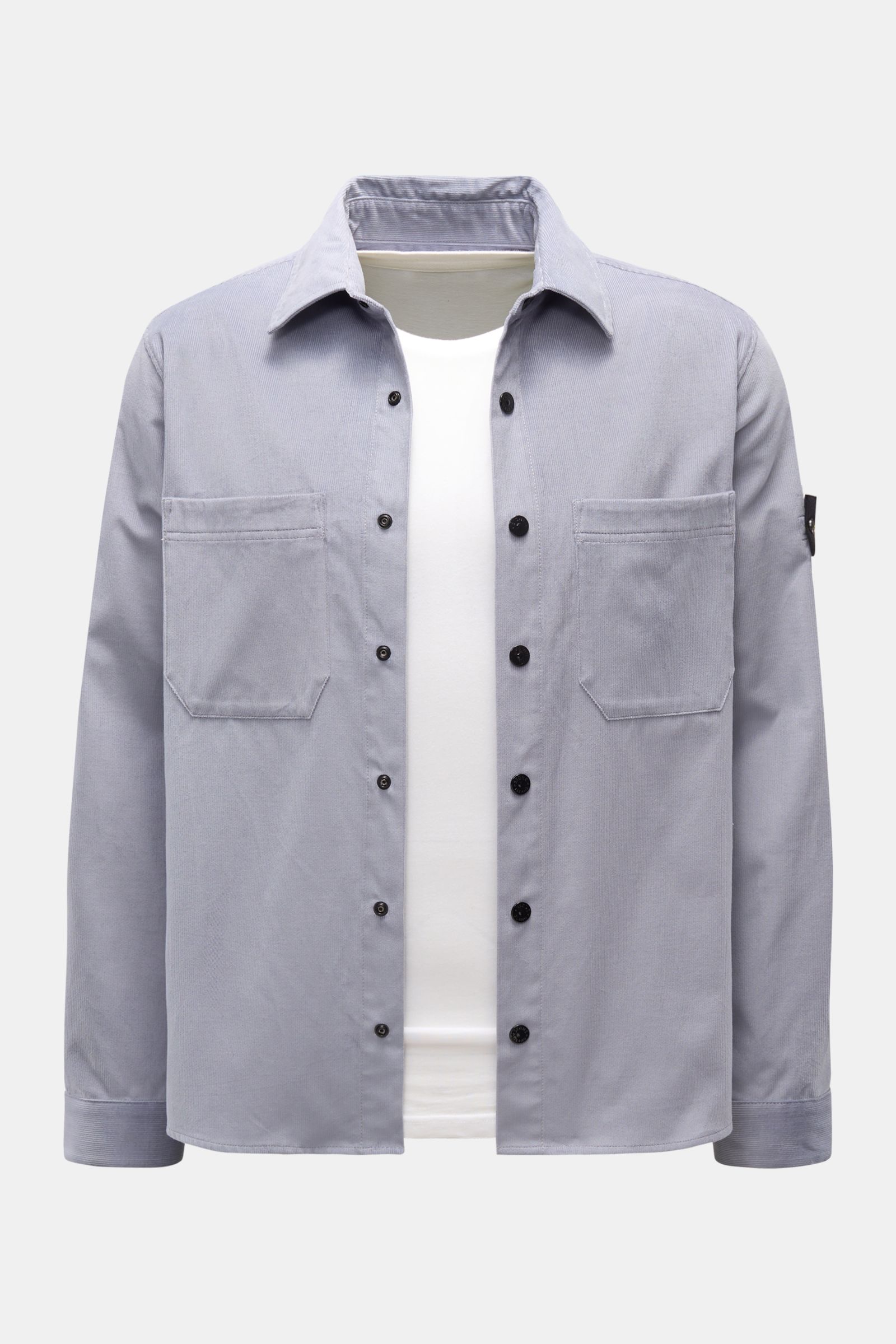 Stone Island Cord Overshirt rauchblau, frontal fotografiert, Slim Fit Cord aus Bio-Baumwolle, Druckknopfleiste, Brusttaschen, Kompass-Badge am Ärmel.