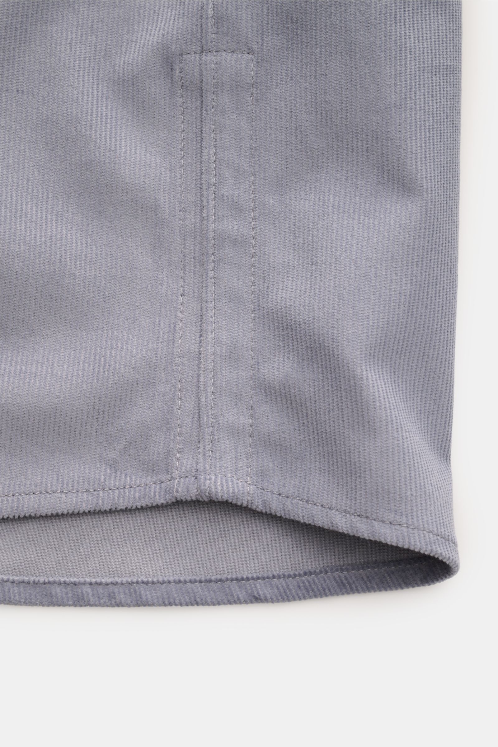 Stone Island Cord Overshirt rauchblau, Detailansicht Saum und Naht, Cord aus Bio-Baumwolle, Slim Fit, Kompass-Badge, druckknopf, Manschette.