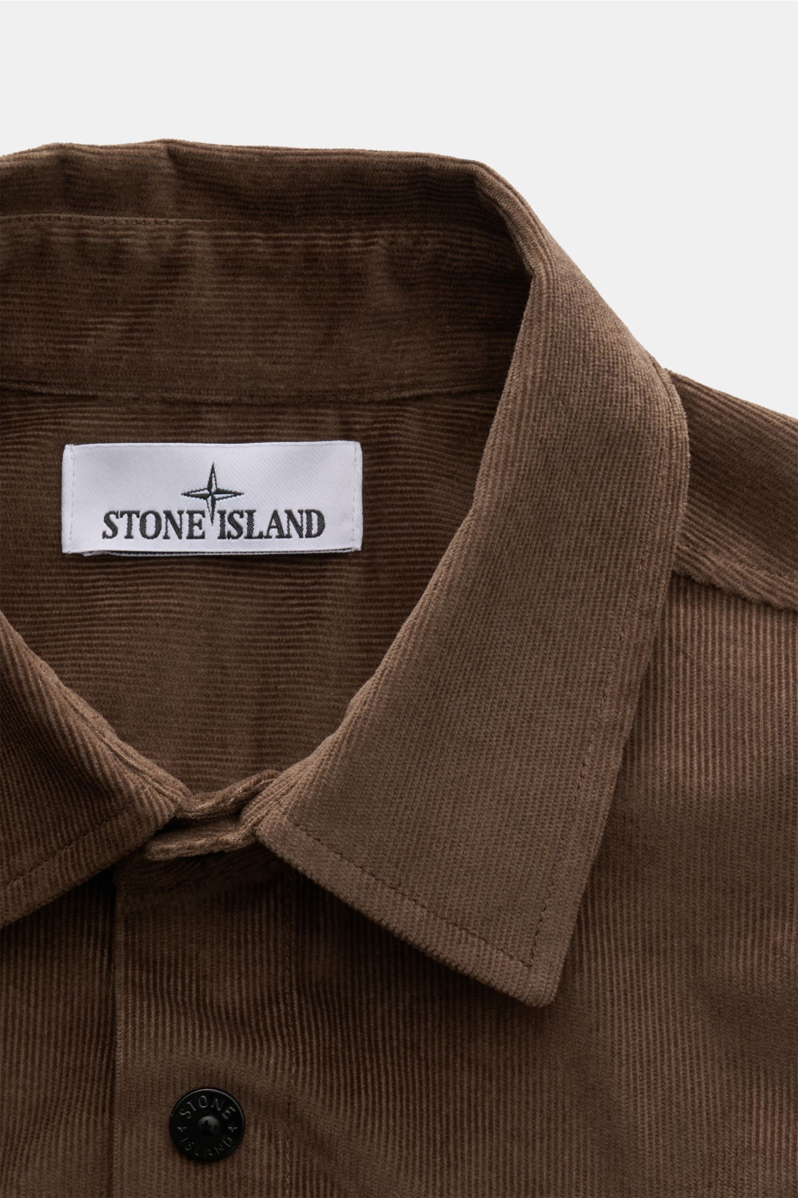 Close-up front view of Stone Island Corduroy overshirt brown showing the turn-down collar, snap button placket, and corduroy texture.

Sporty and practical – this straight cut overshirt by STONE ISLAND is characterised by iconic style and pure cotton c