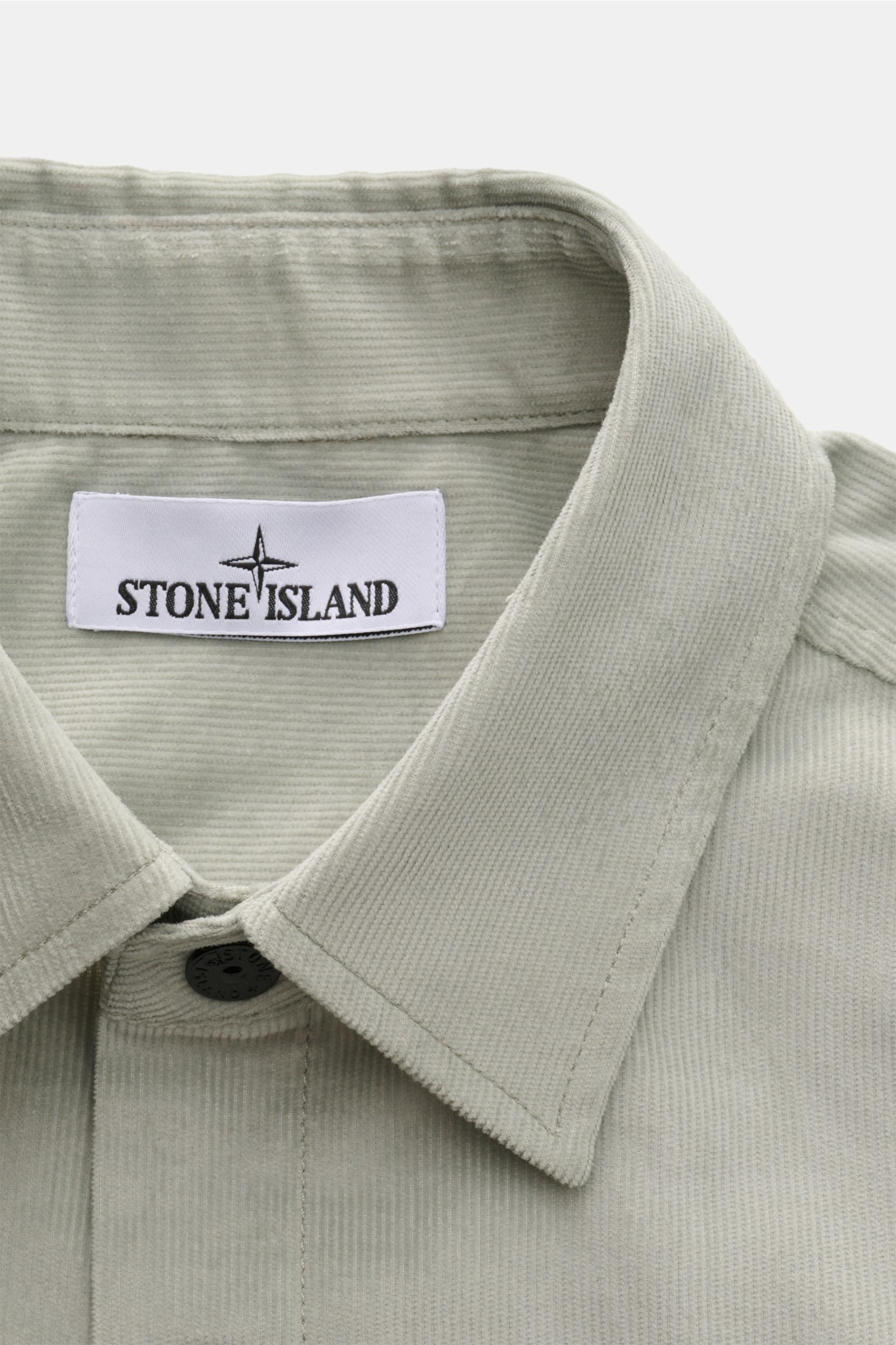 Stone Island Cord Overshirt salbei, Front nah, gerade geschnitten mit Umlegekragen, Bio-Baumwolle, Druckknopfleiste, weicher Griff, Kompass-Badge am Ärmel.