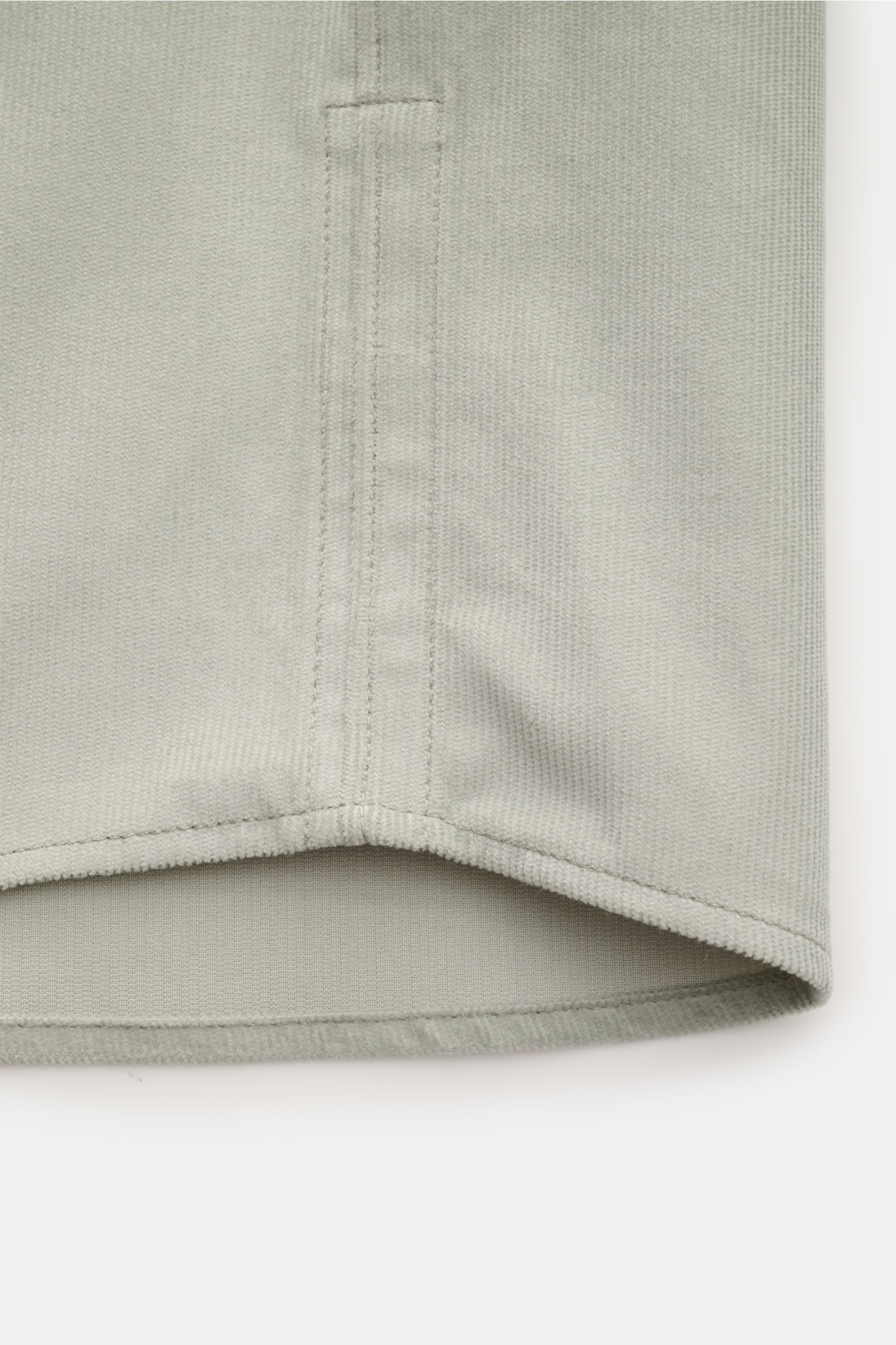 Stone Island Cord Overshirt salbei, sportiv und slim fit, Nahaufnahme der unteren Vorderseite mit weichem Bio-Baumwoll-Cord und Saumkante.