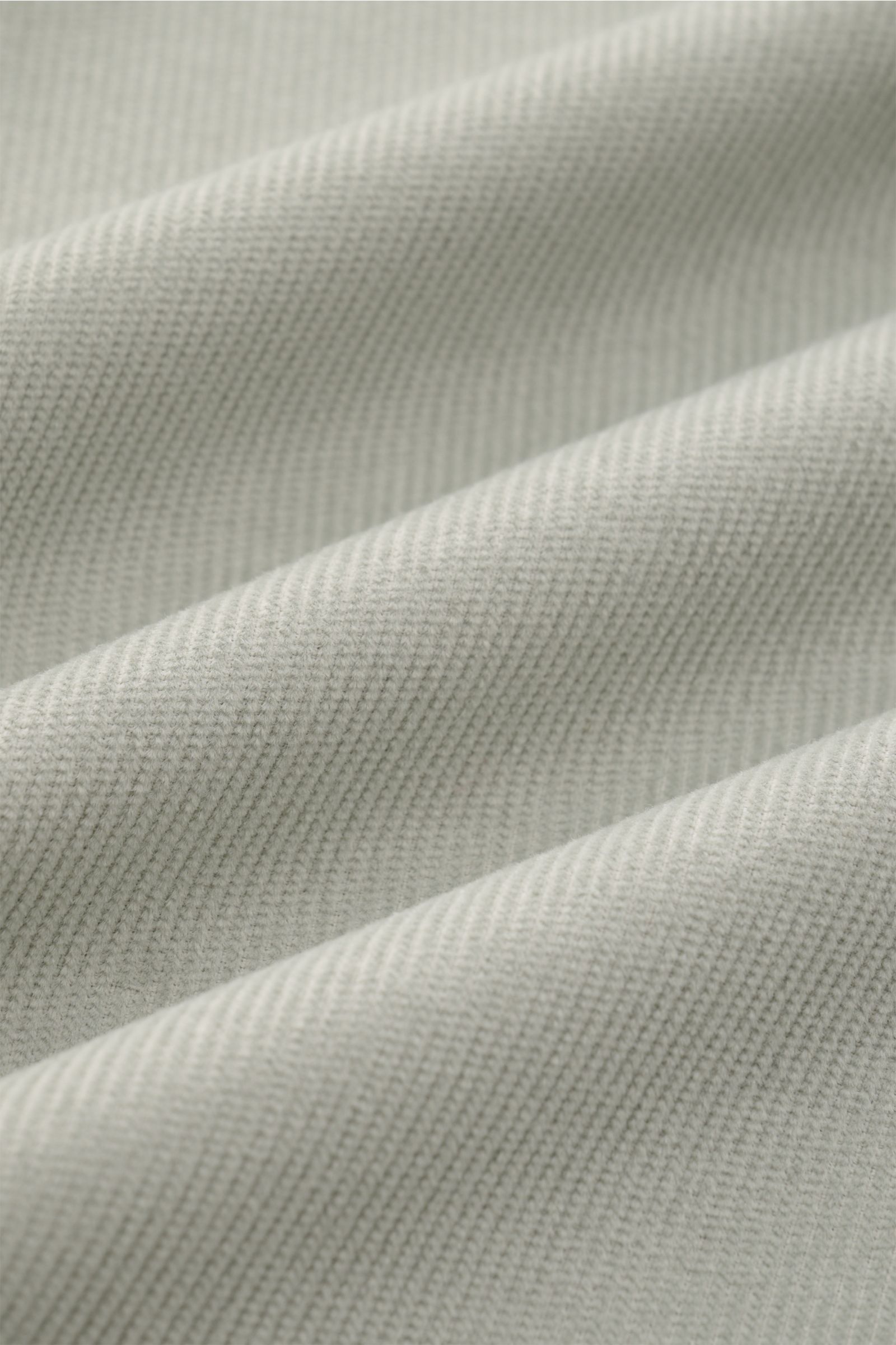 Stone Island Cord Overshirt salbei aus reiner Bio-Baumwolle in Slim Fit, Detailaufnahme des weichen Cordstoffs in Nahaufnahme.