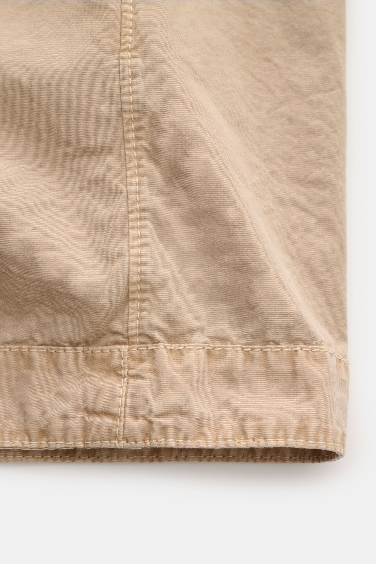 Nahaufnahme des Saums vom Stone Island Overshirt 'Brushed Canvas' beige, reine Baumwolle mit weichem Griff und Slim Fit.