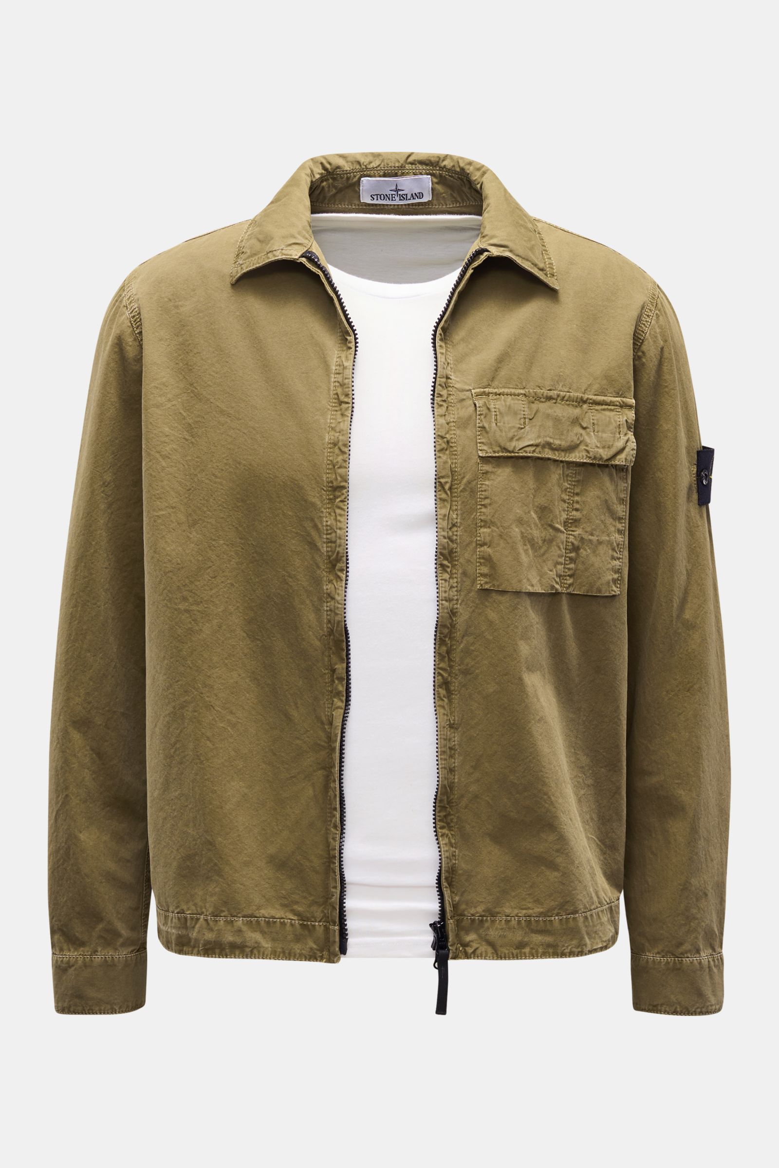 Stone Island Overshirt 'Brushed Canvas' oliv, Slim Fit, reine Baumwolle, mit Umlegekragen, Zwei-Wege-Reißverschluss, Brusttasche und Kompass-Badge, frontal fotografiert.