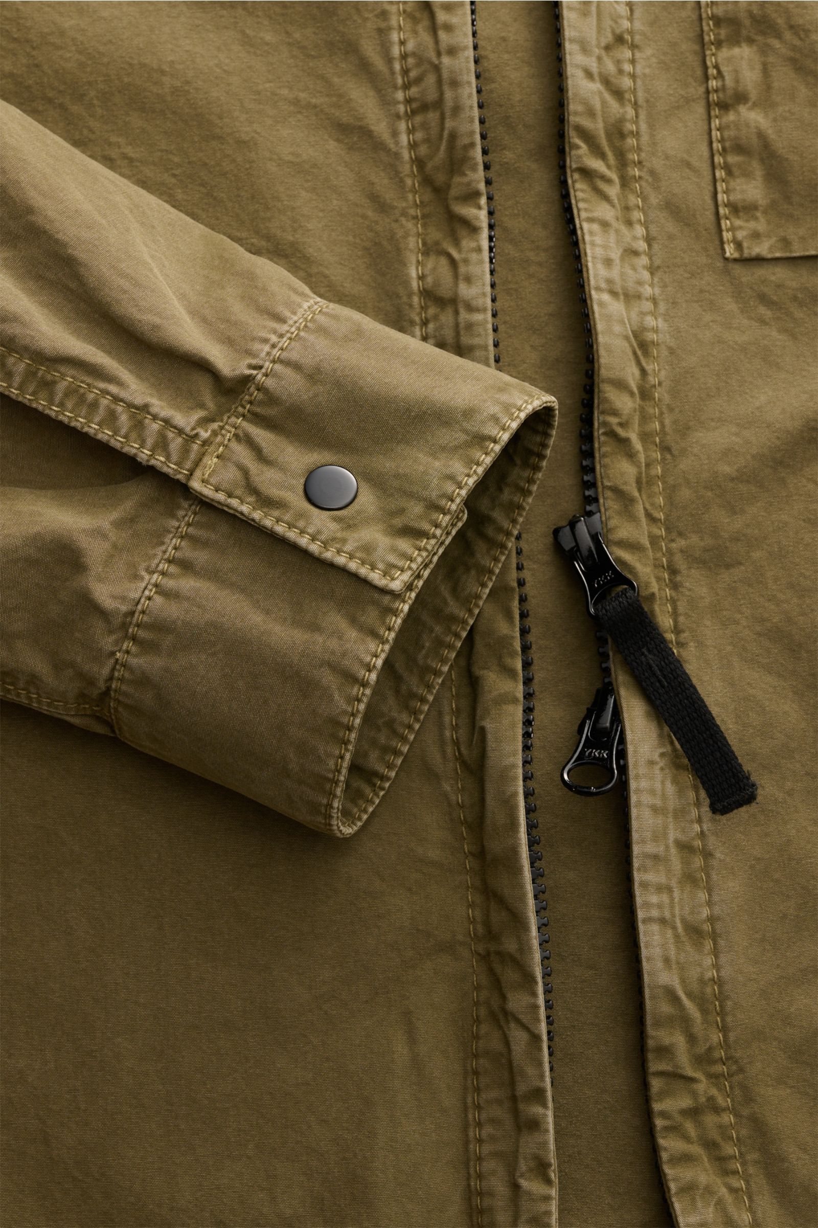 Stone Island Overshirt 'Brushed Canvas' oliv, Nahaufnahme des Ärmels mit Knopf und zwei-Wege-Reißverschluss, reine Baumwolle, Slim Fit.