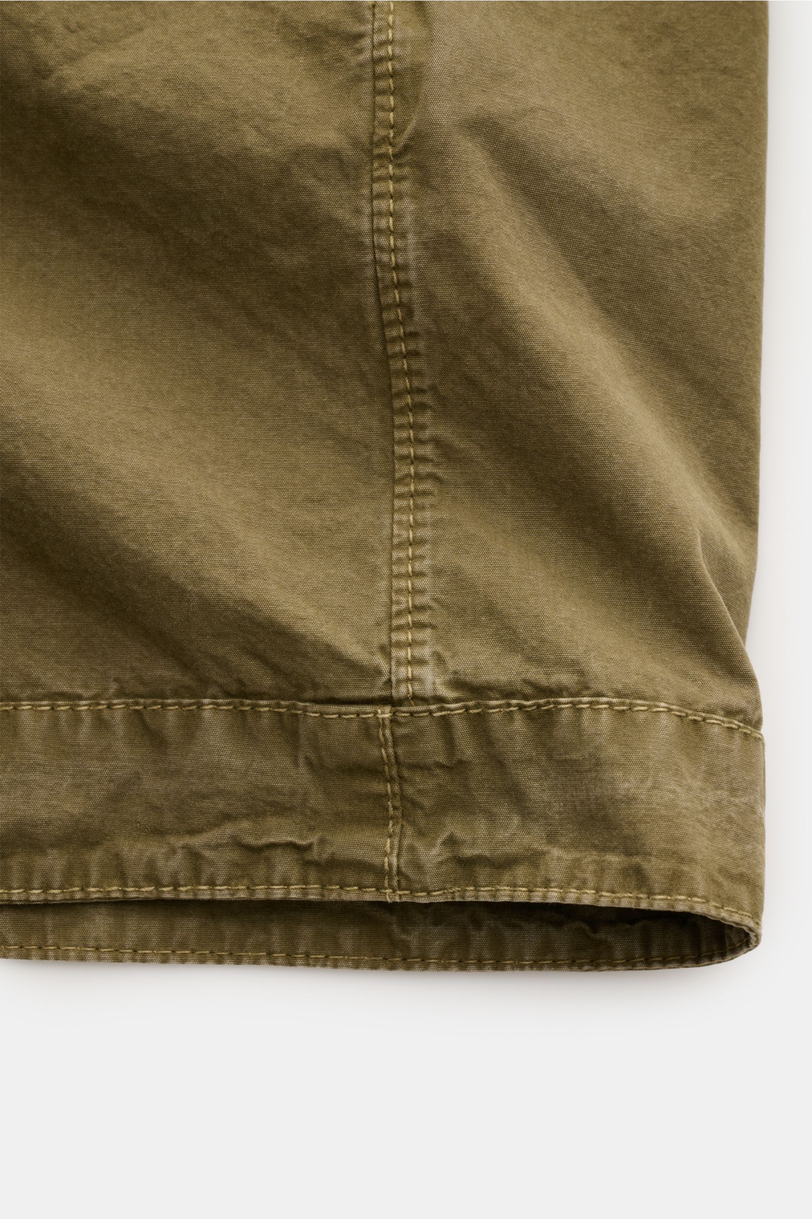 Stone Island Overshirt 'Brushed Canvas' oliv, Detailaufnahme Saum und Naht, reine Baumwolle, weicher Griff, Slim Fit, Kompass-Badge am Ärmel.