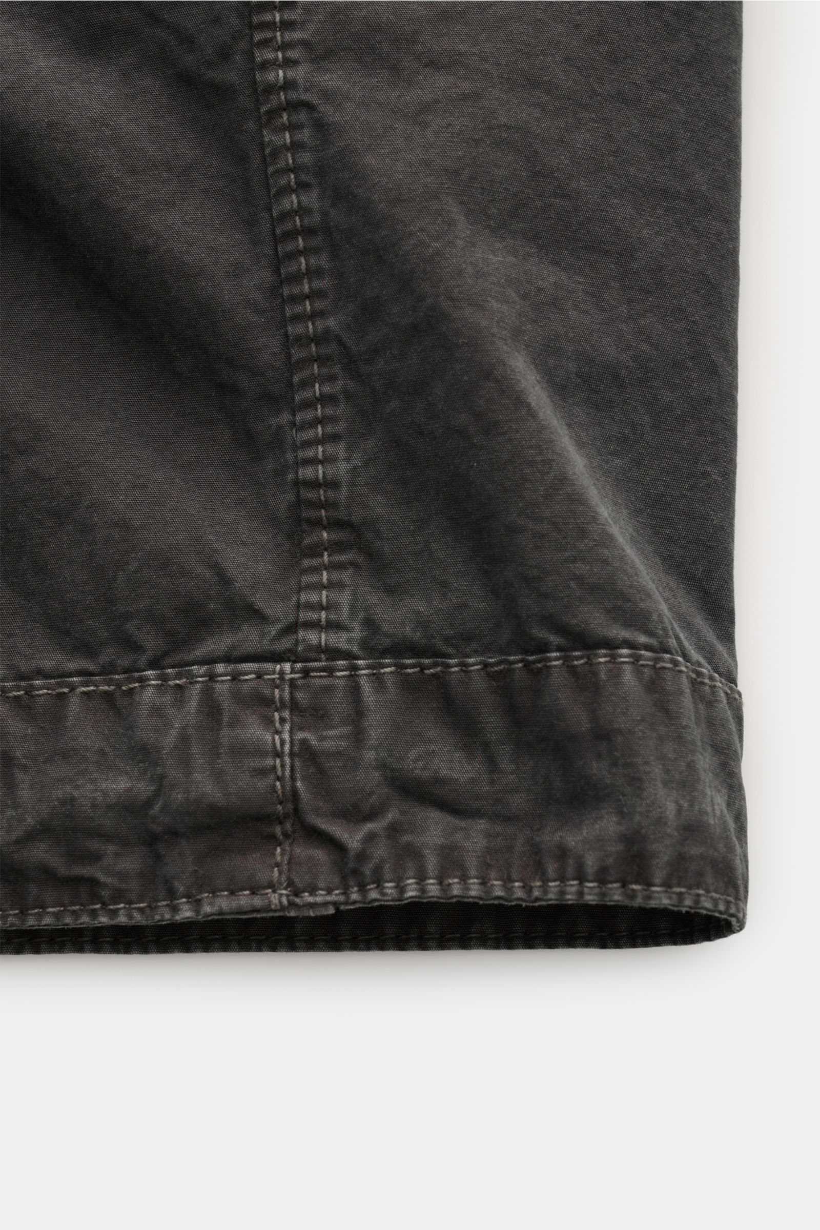 Close-up of the sleeve hem of the Stone Island Overshirt 'Brushed Canvas' dunkelgrau, showing detailed stitching and fabric texture from a side perspective; lässiges Layering-Pieces, reine Baumwolle, weicher Griff, Slim Fit, Zwei-Wege-Reißverschluss, Umle