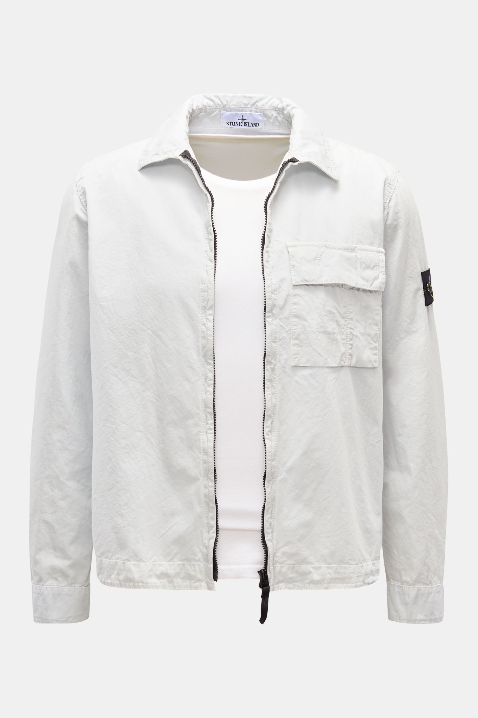 Stone Island Overshirt 'Brushed Canvas' pastellblau, Frontansicht, Slim Fit mit Umlegekragen, Zwei-Wege-Reißverschluss, Brusttasche, Knopfärmeln und Kompass-Badge.