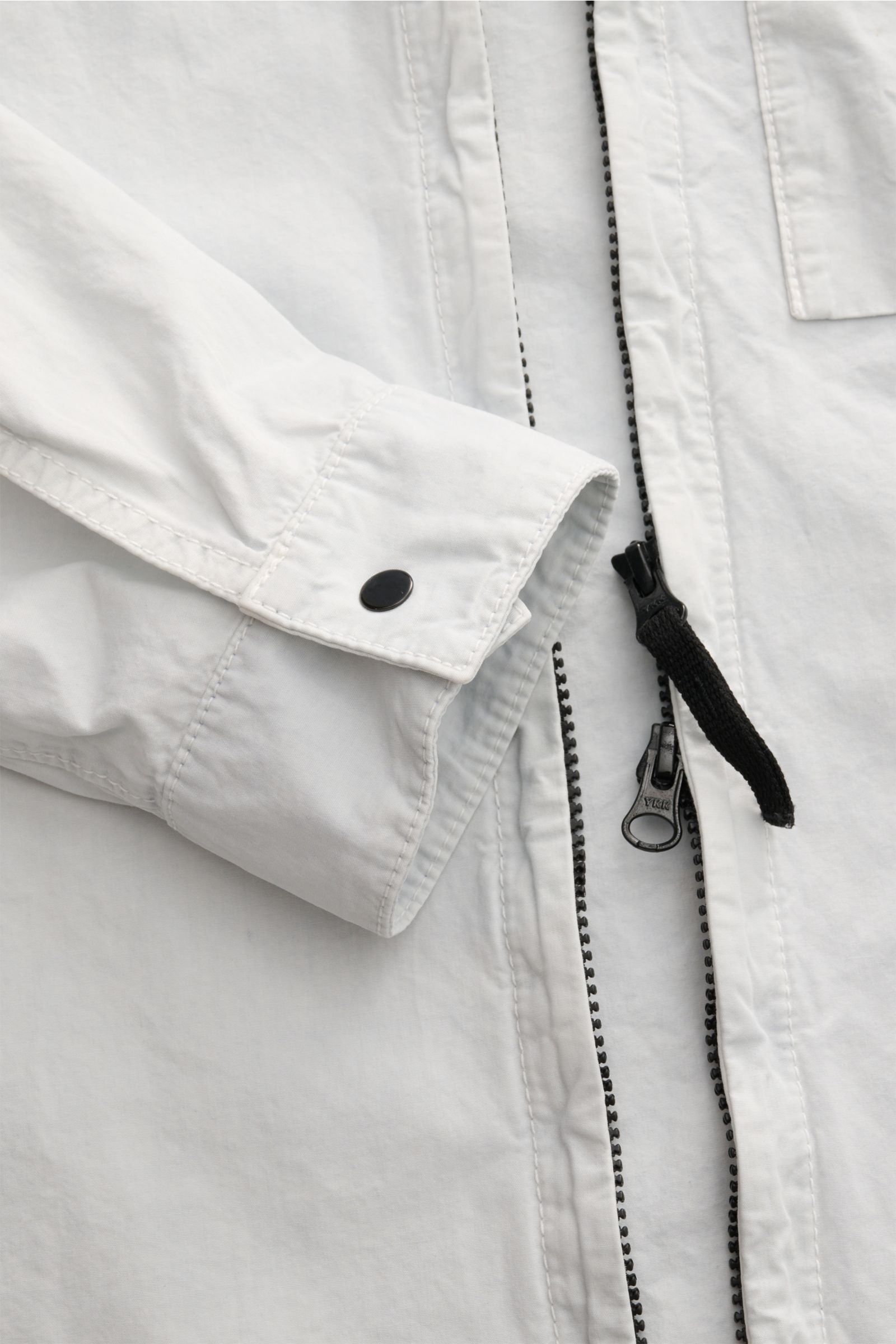 Stone Island Overshirt 'Brushed Canvas' pastellblau, Front nah, reine Baumwolle, Slim Fit, Zwei-Wege-Reißverschluss, Umlegekragen, Brusttasche, Knopfärmel, Kompass-Badge.