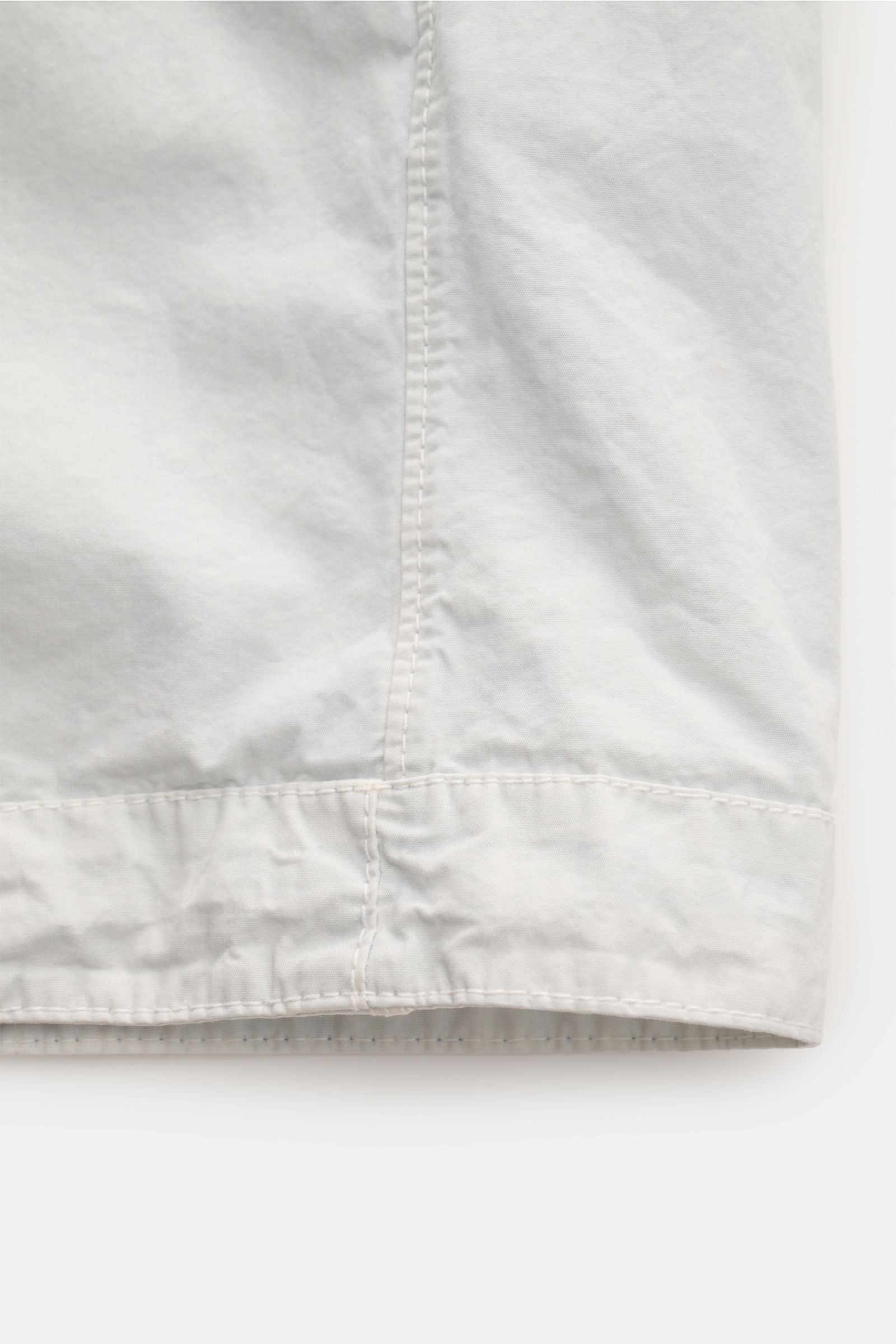 Stone Island Overshirt 'Brushed Canvas' pastellblau, Slim Fit aus reiner Baumwolle, weicher Griff, mit Kompass-Badge, Detailansicht Saum und Naht.