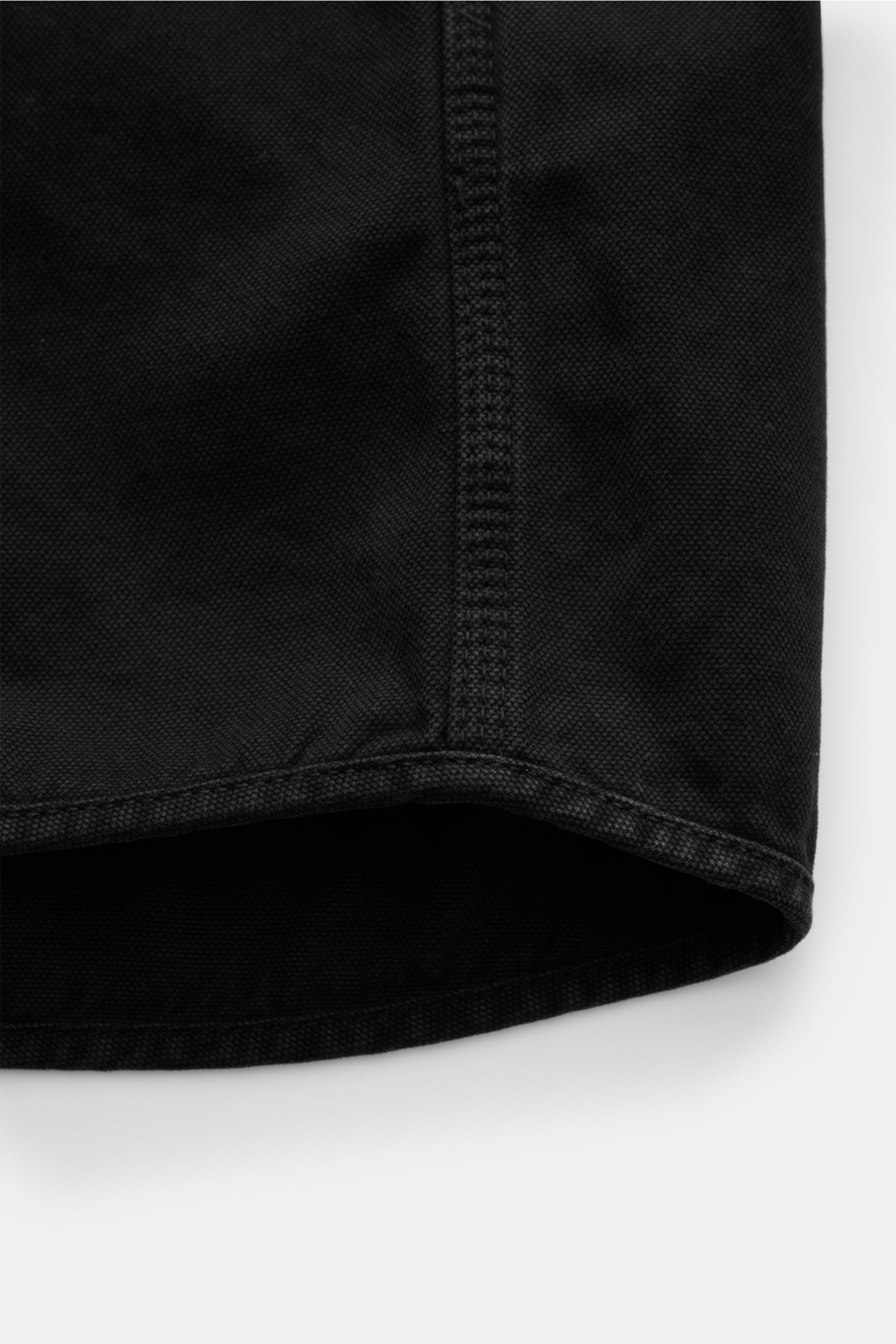 Nahaufnahme des unteren Saums des Stone Island Overshirt 'Panama' schwarz, reine Baumwolle, Slim Fit, weicher Griff, robust, vielseitiges Layering-Piece.